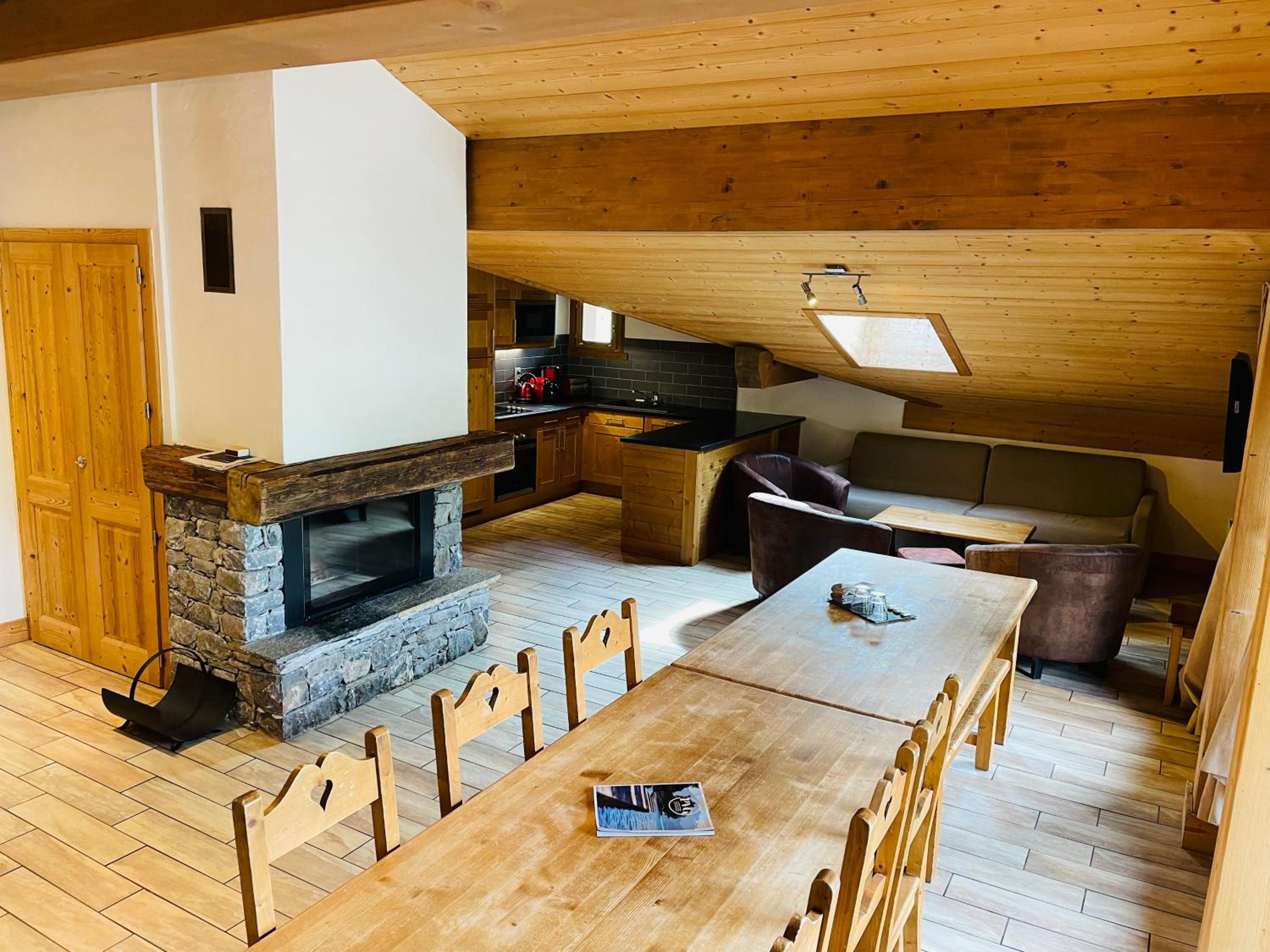 Five-Bedroom Deluxe Apartment