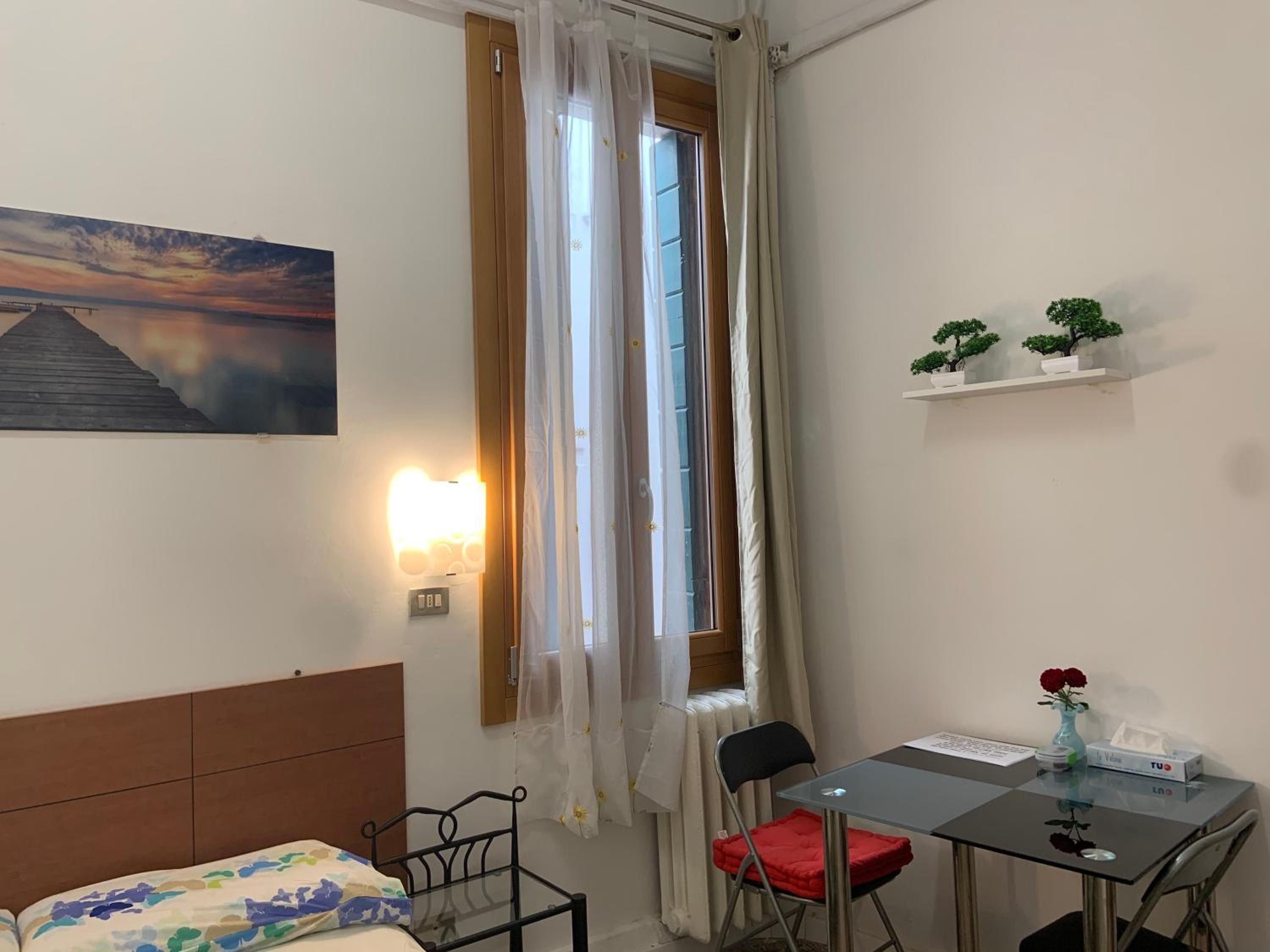 Double Room with Shared Bathroom photo 2