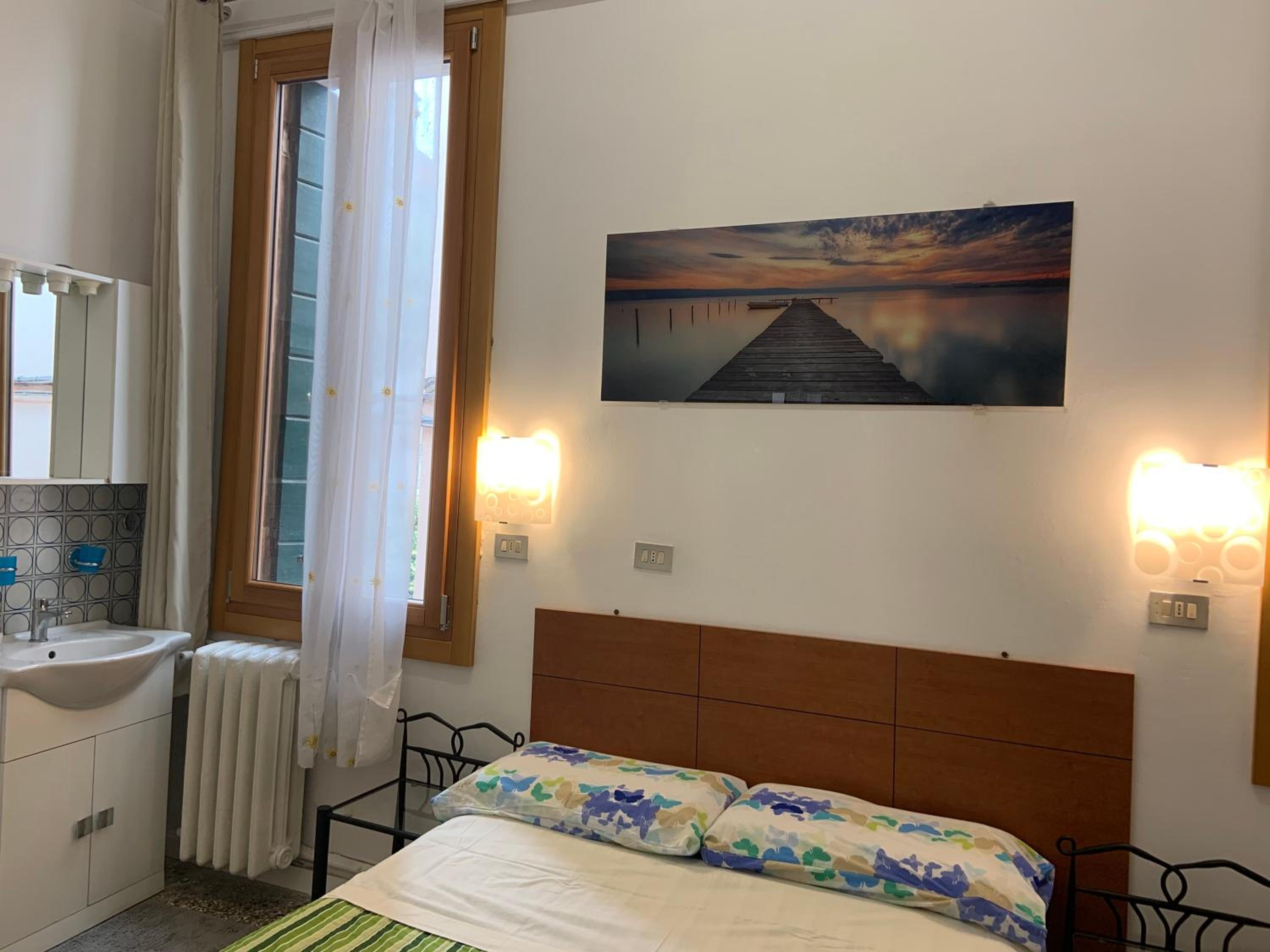Double Room with Shared Bathroom photo 3
