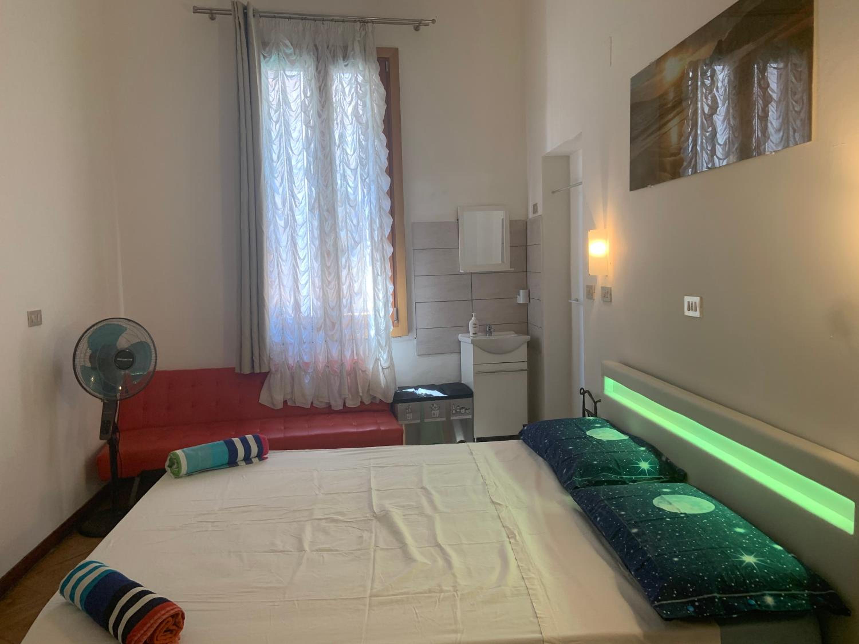 Double Room with Shared Bathroom photo 2