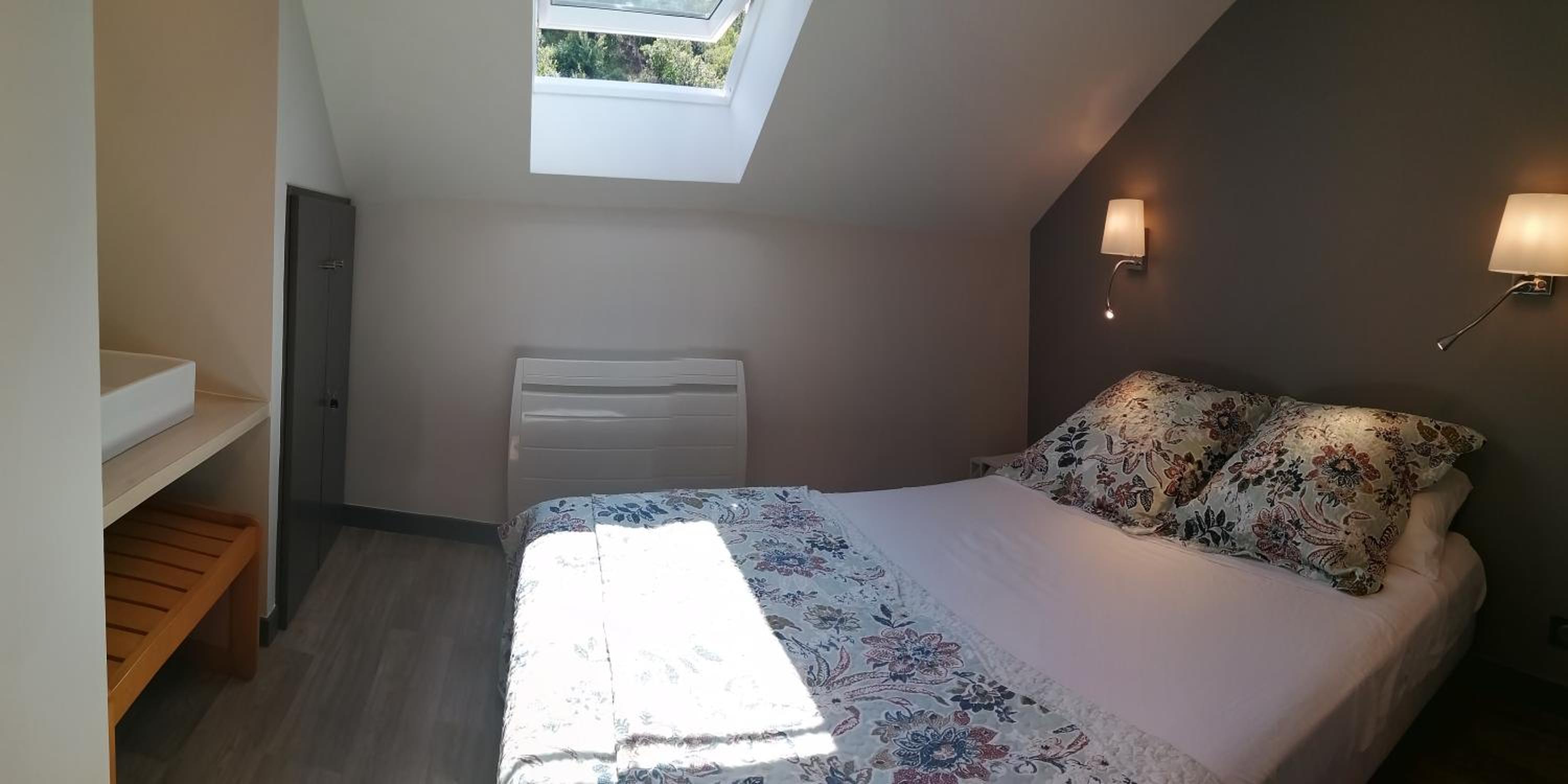 Double Room with Private Bathroom - Photo 2