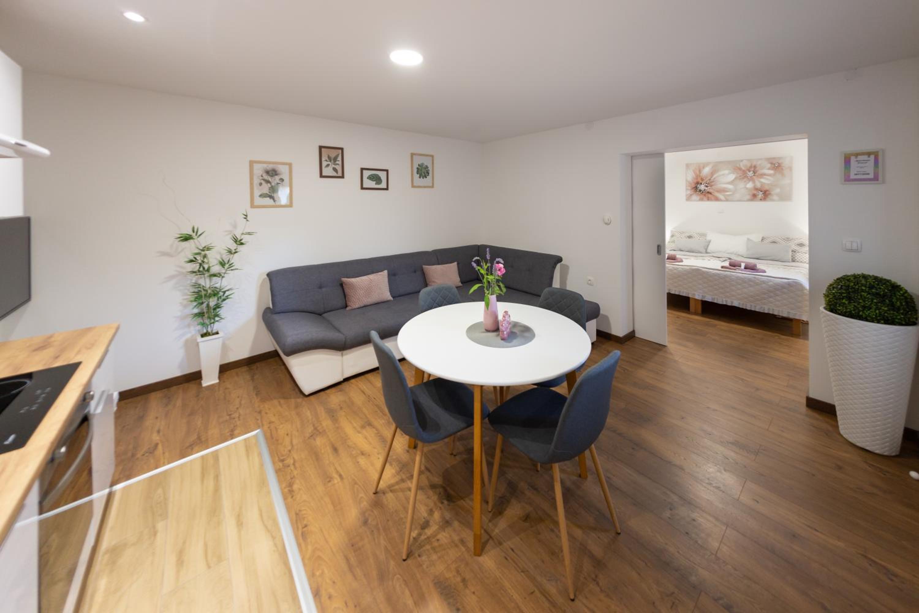 Apartment photo 2