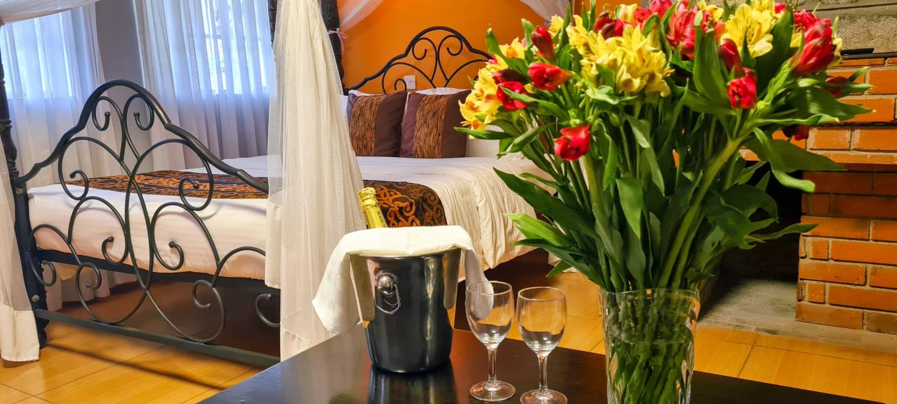 Honeymoon Suite with Fireplace photo 1