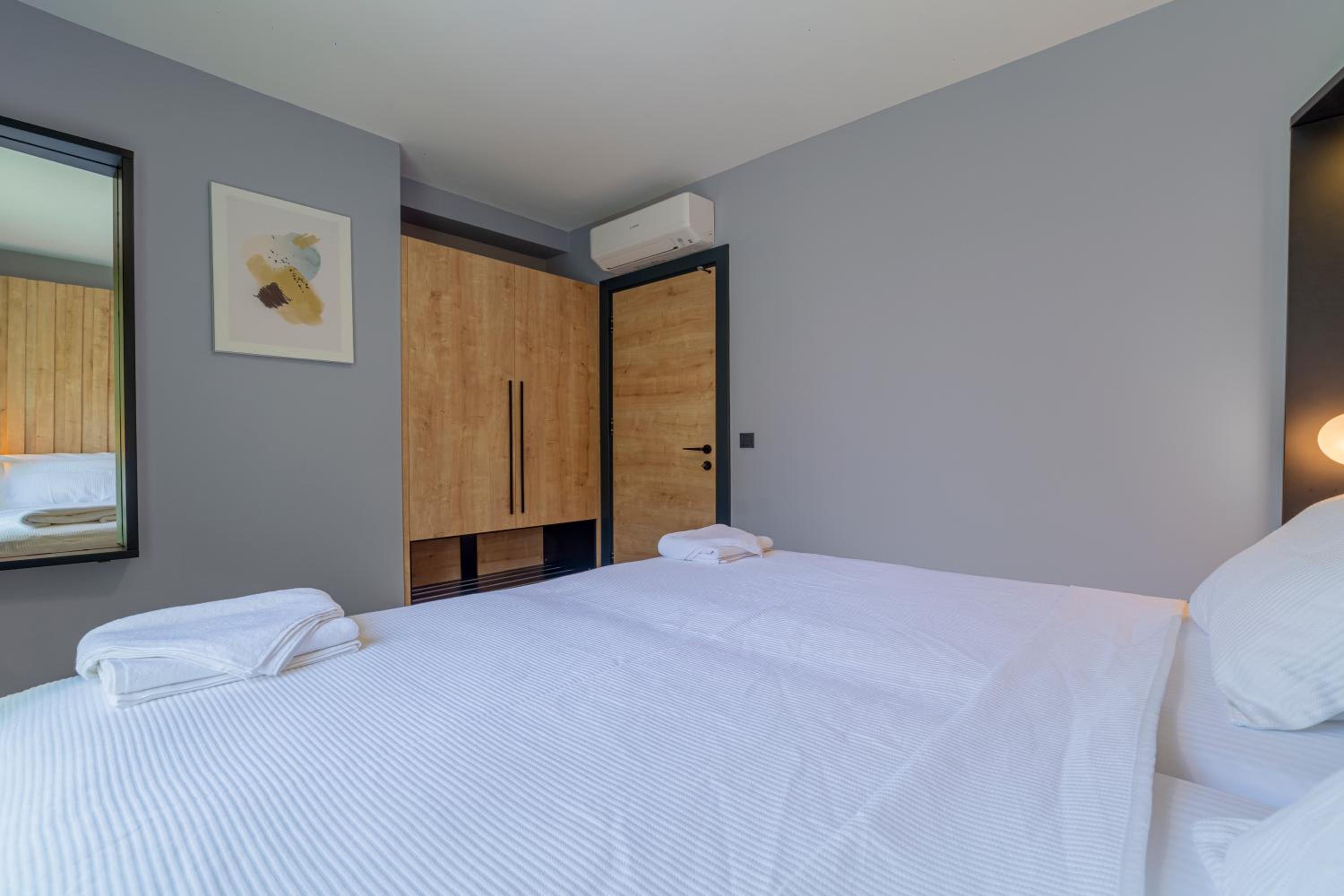 Deluxe Double Room with Side Sea View