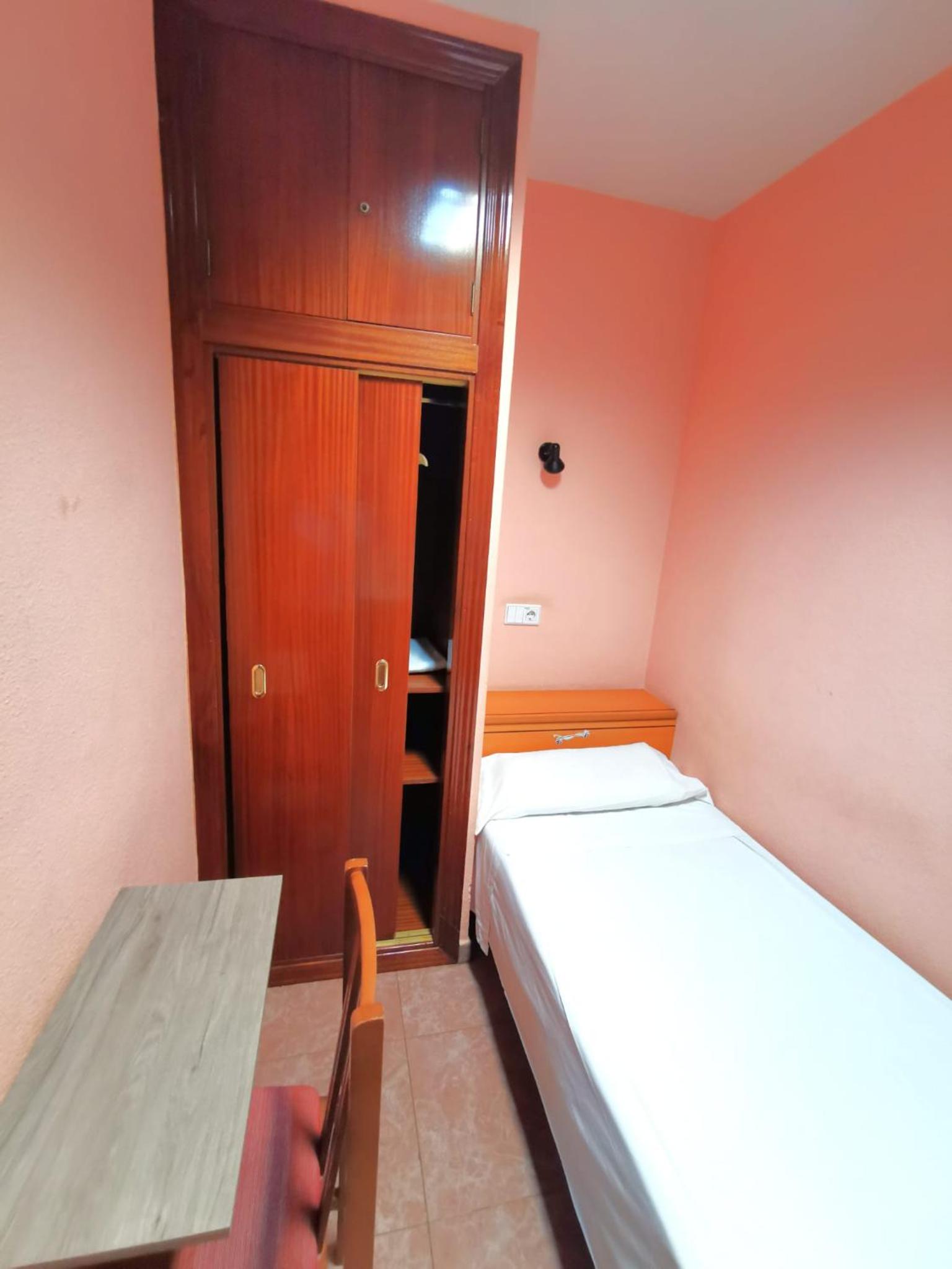Habitación individual con baño compartido