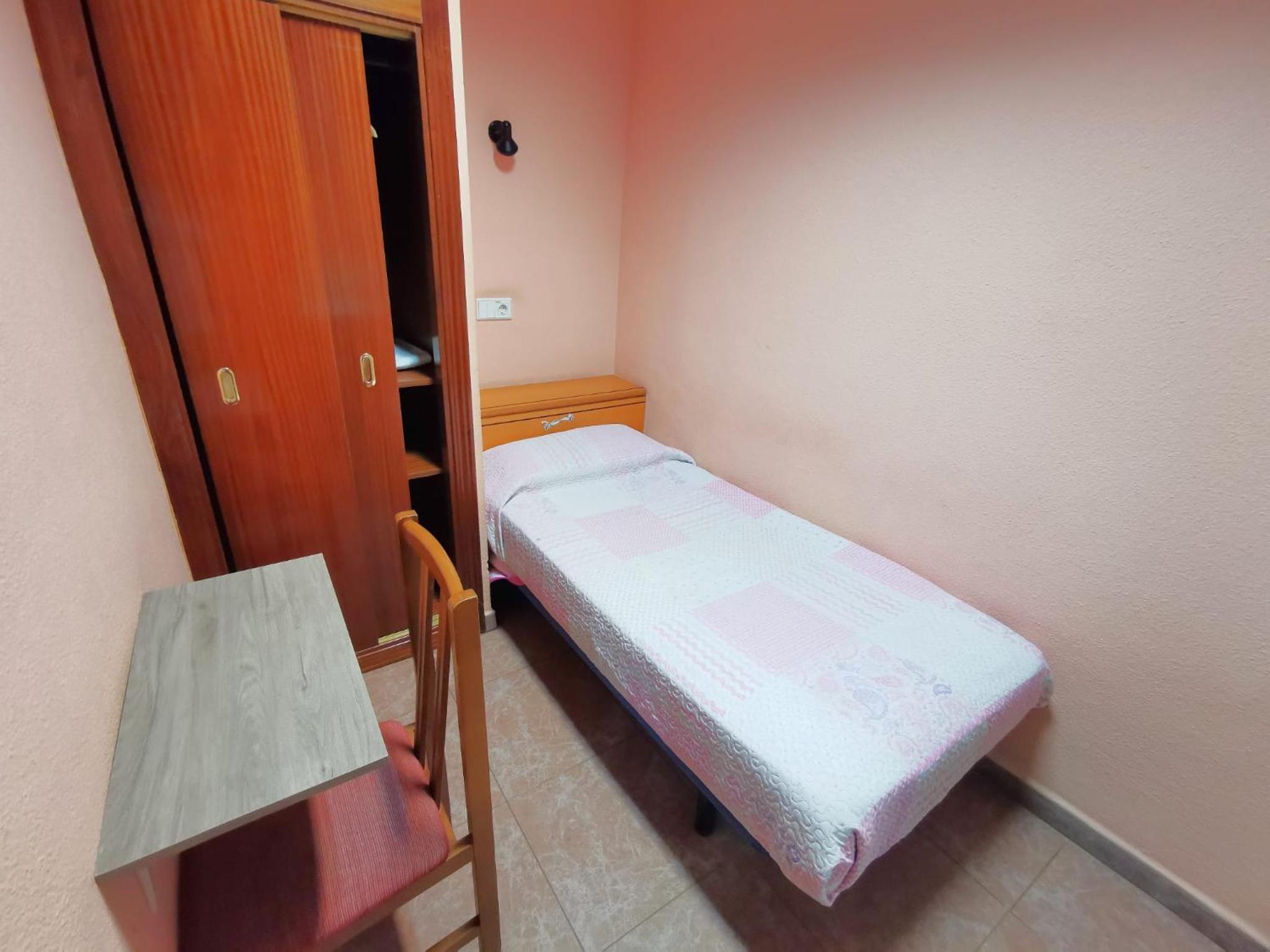 Single Room with Shared Bathroom photo 3