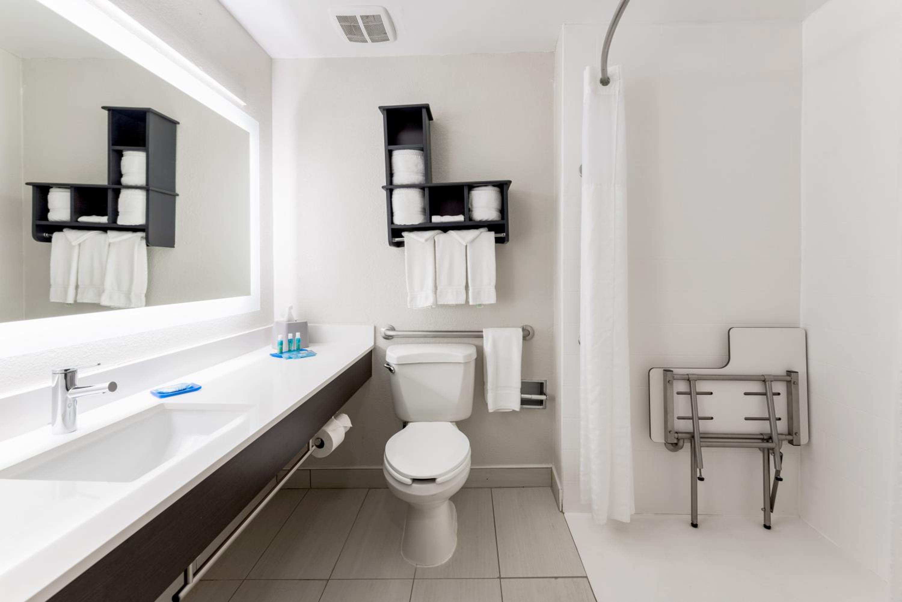 King Room with Hearing Accessible Roll In Shower - Non-Smoking - Photo 3