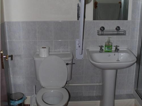 Twin Room with Private Bathroom photo 3