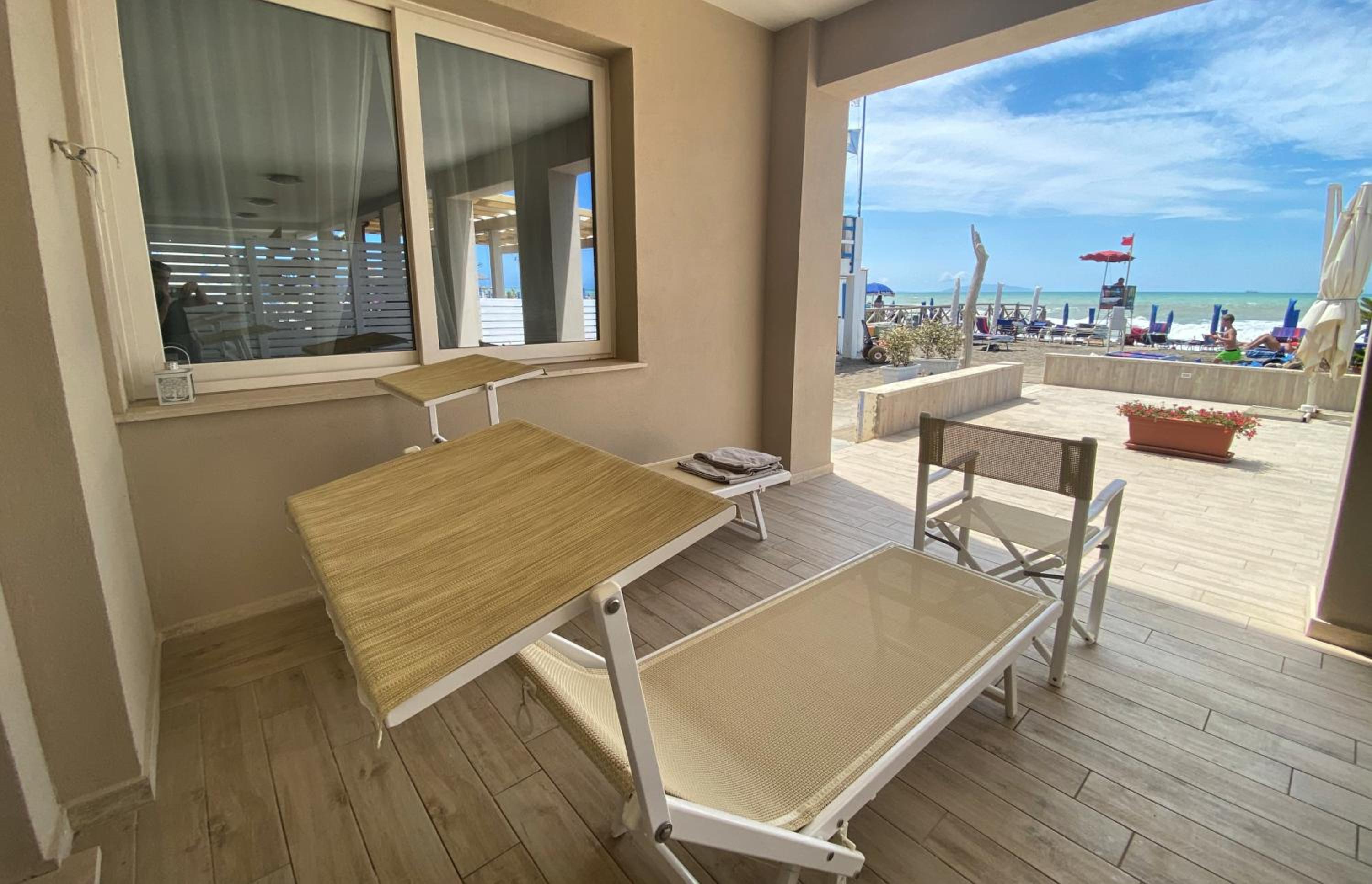 Double Room with Patio - Photo 8