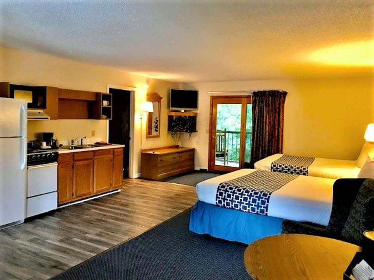 Queen with Two Queen Beds Creekside Kitchenette photo 1
