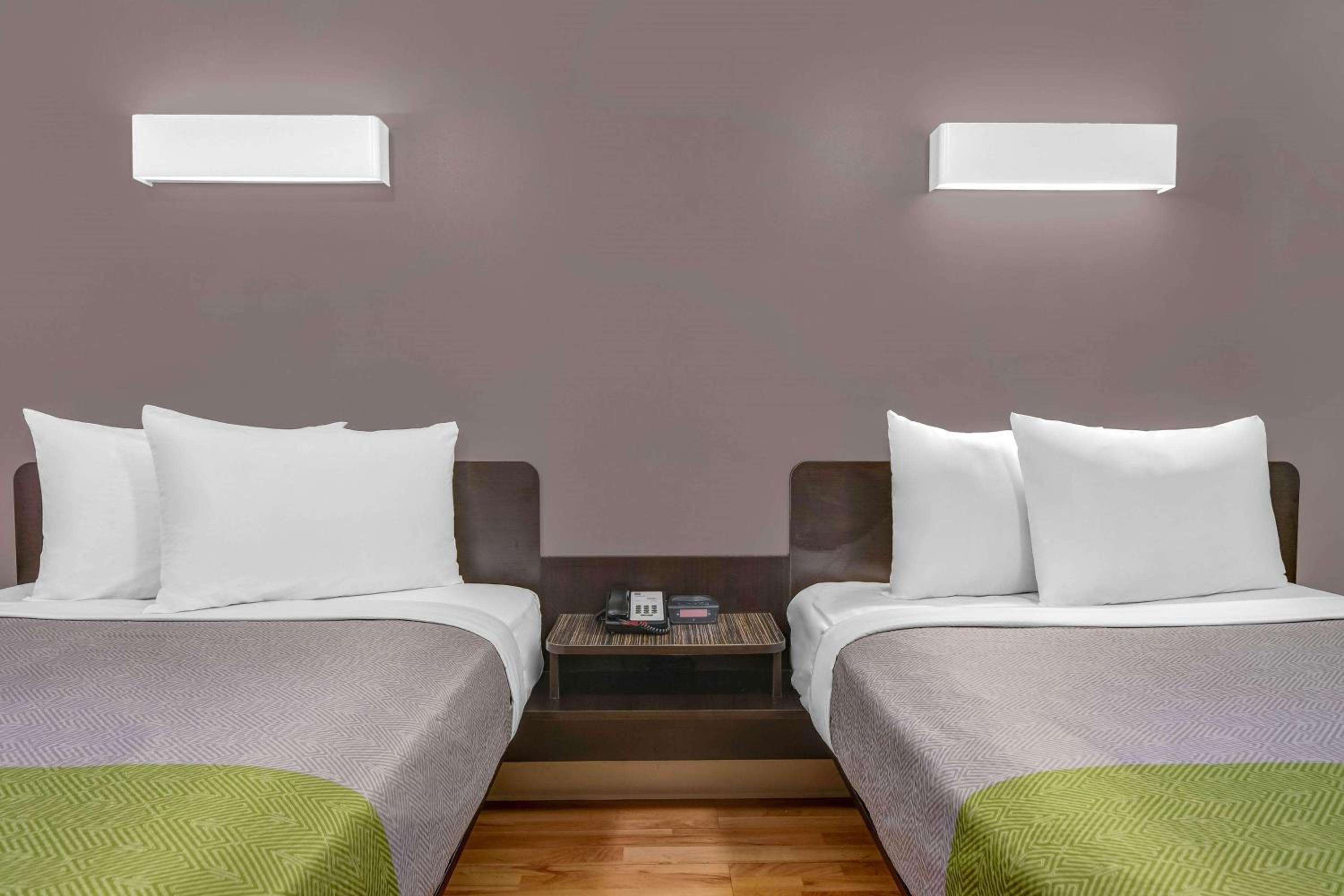 Quadruple Room - Smoking - Photo 3