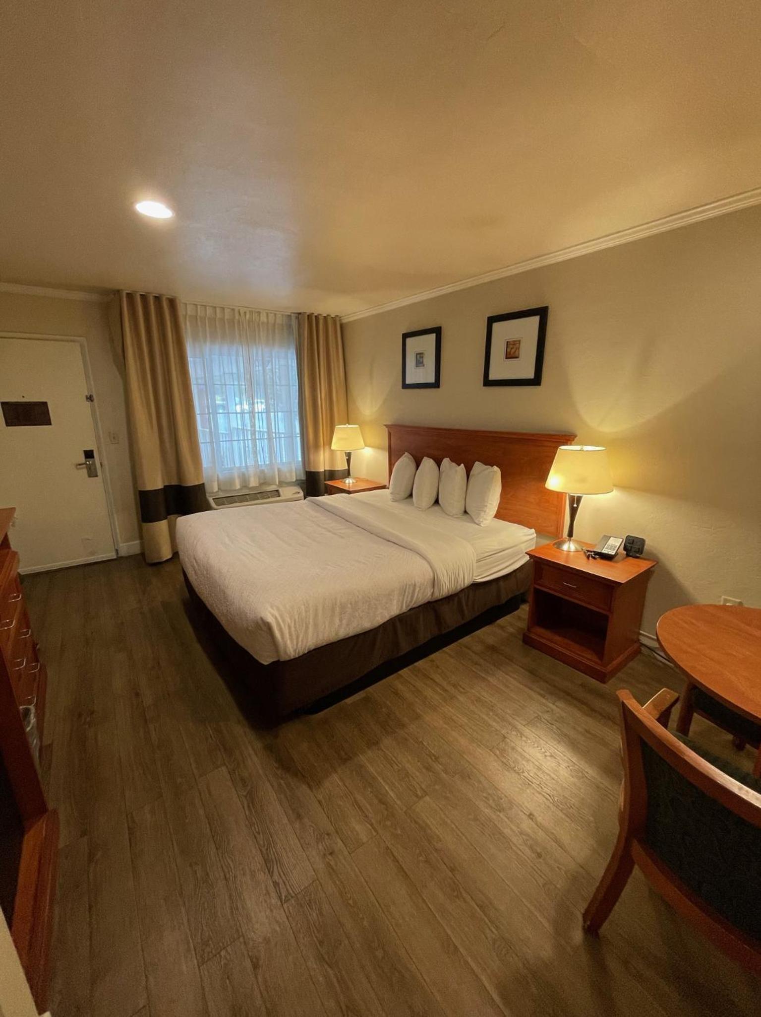 King Room - Non Smoking - Photo 2
