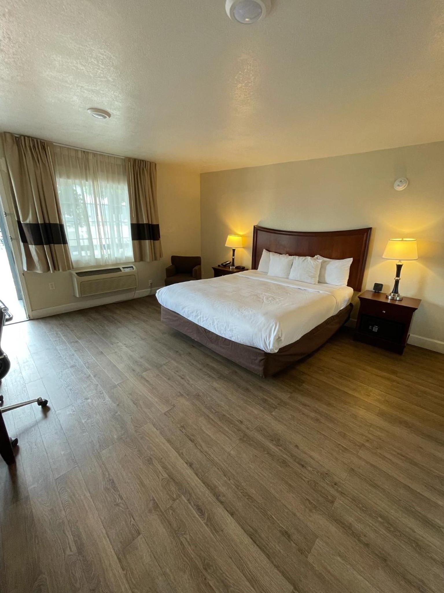 King Room - Accessible/Non-Smoking - Photo 4
