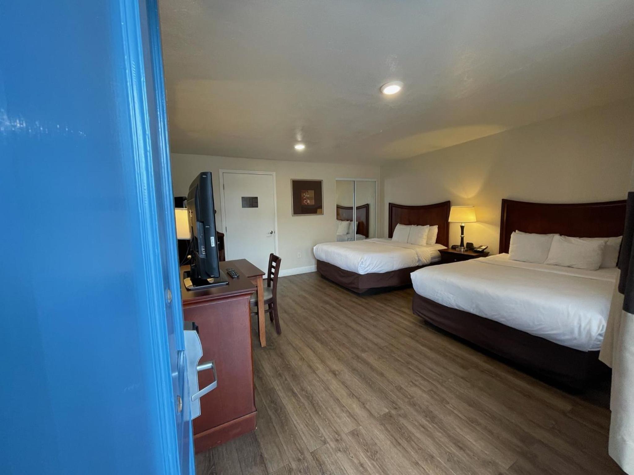 Queen Room with Two Queen Beds - Accessible/Non-Smoking  - Photo 3