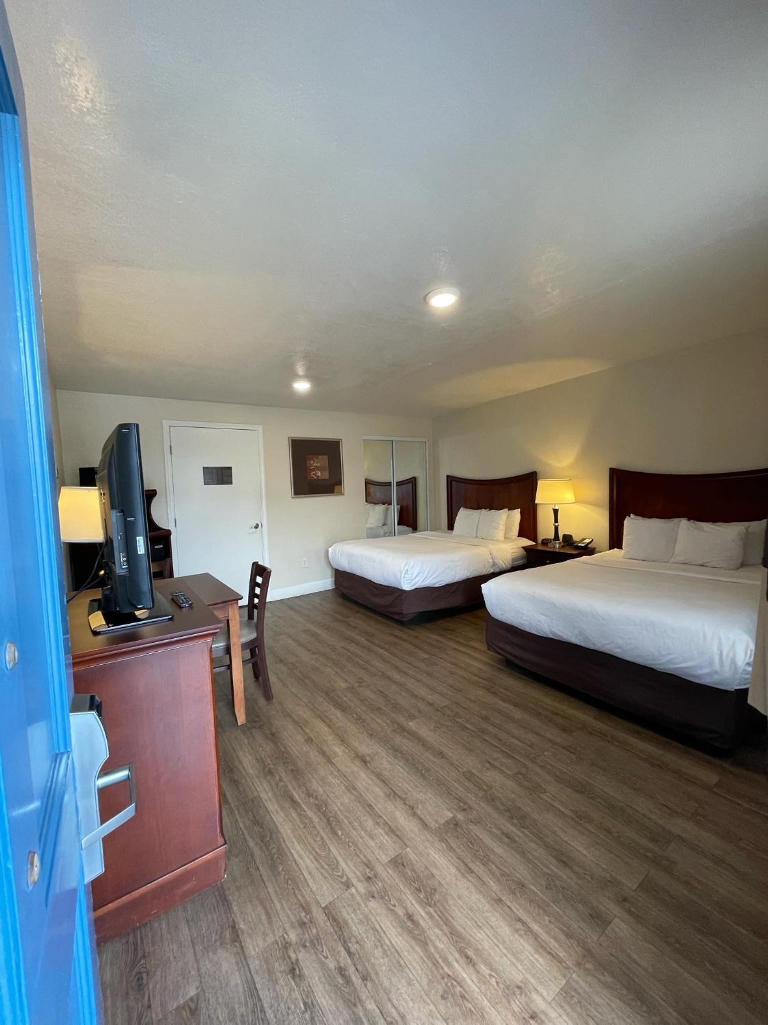 Queen Room with Two Queen Beds - Accessible/Non-Smoking  - Photo 4