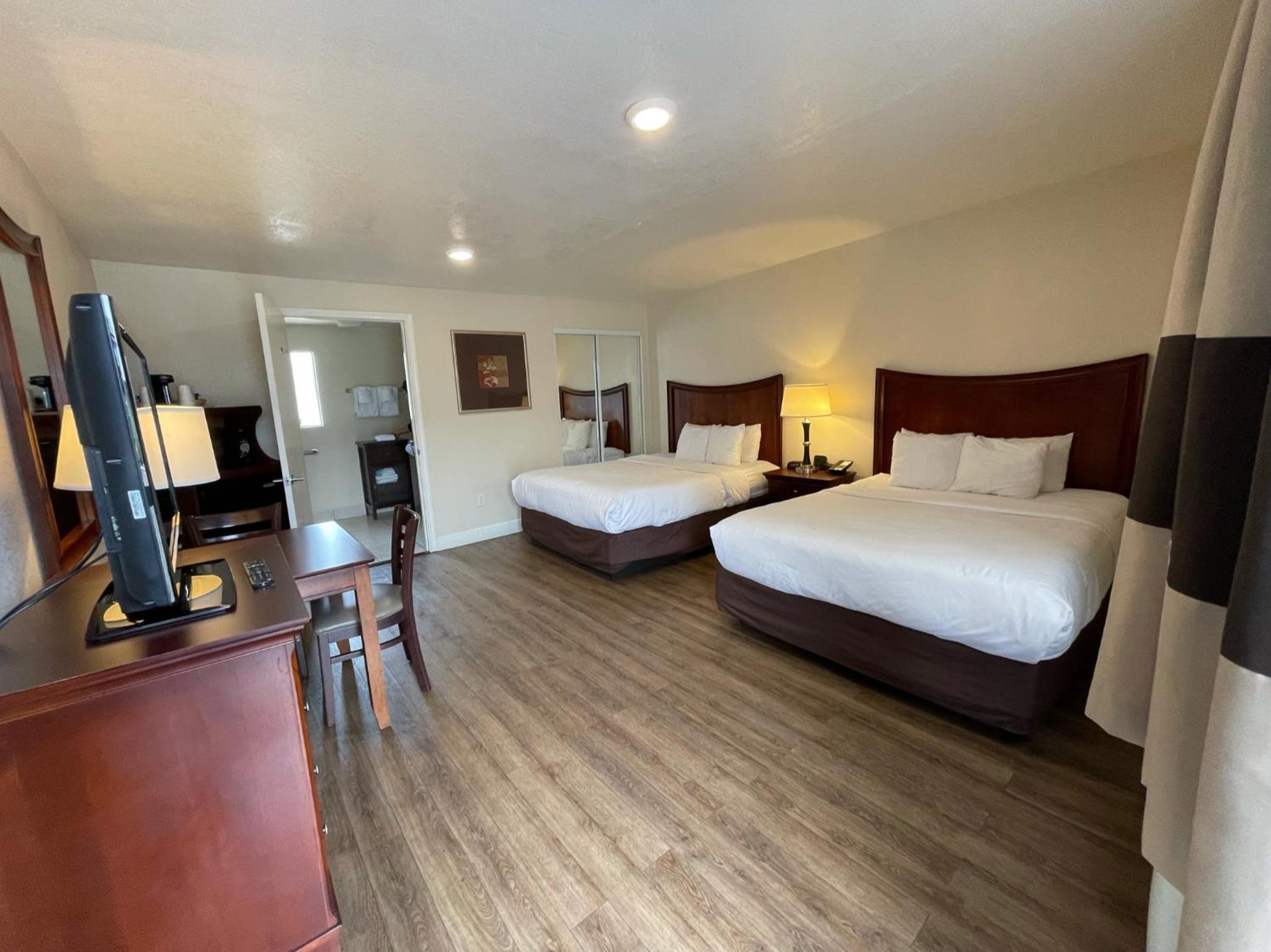 Queen Room with Two Queen Beds - Accessible/Non-Smoking  - Photo 2