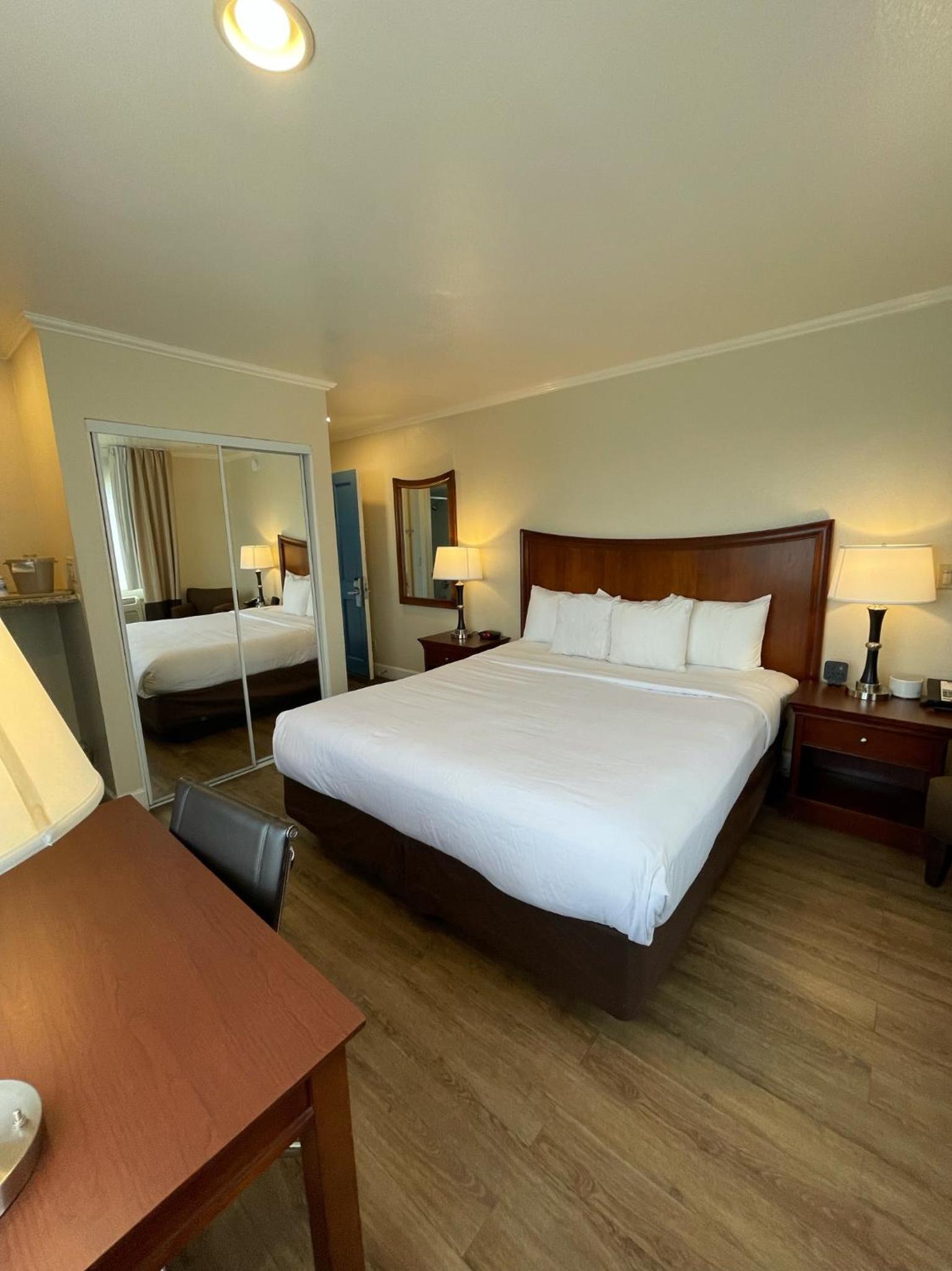 King Room - Non Smoking - Photo 6