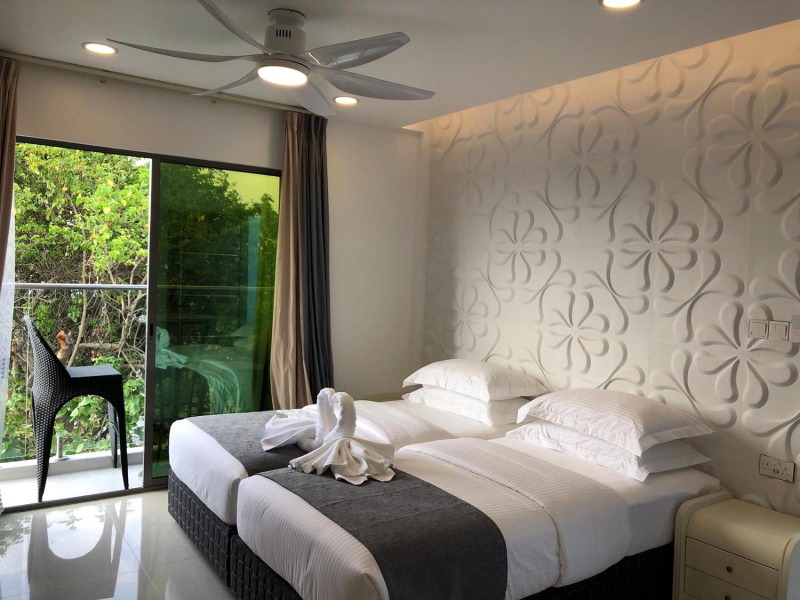 Deluxe Double Room with Balcony and Sea View - Photo 8