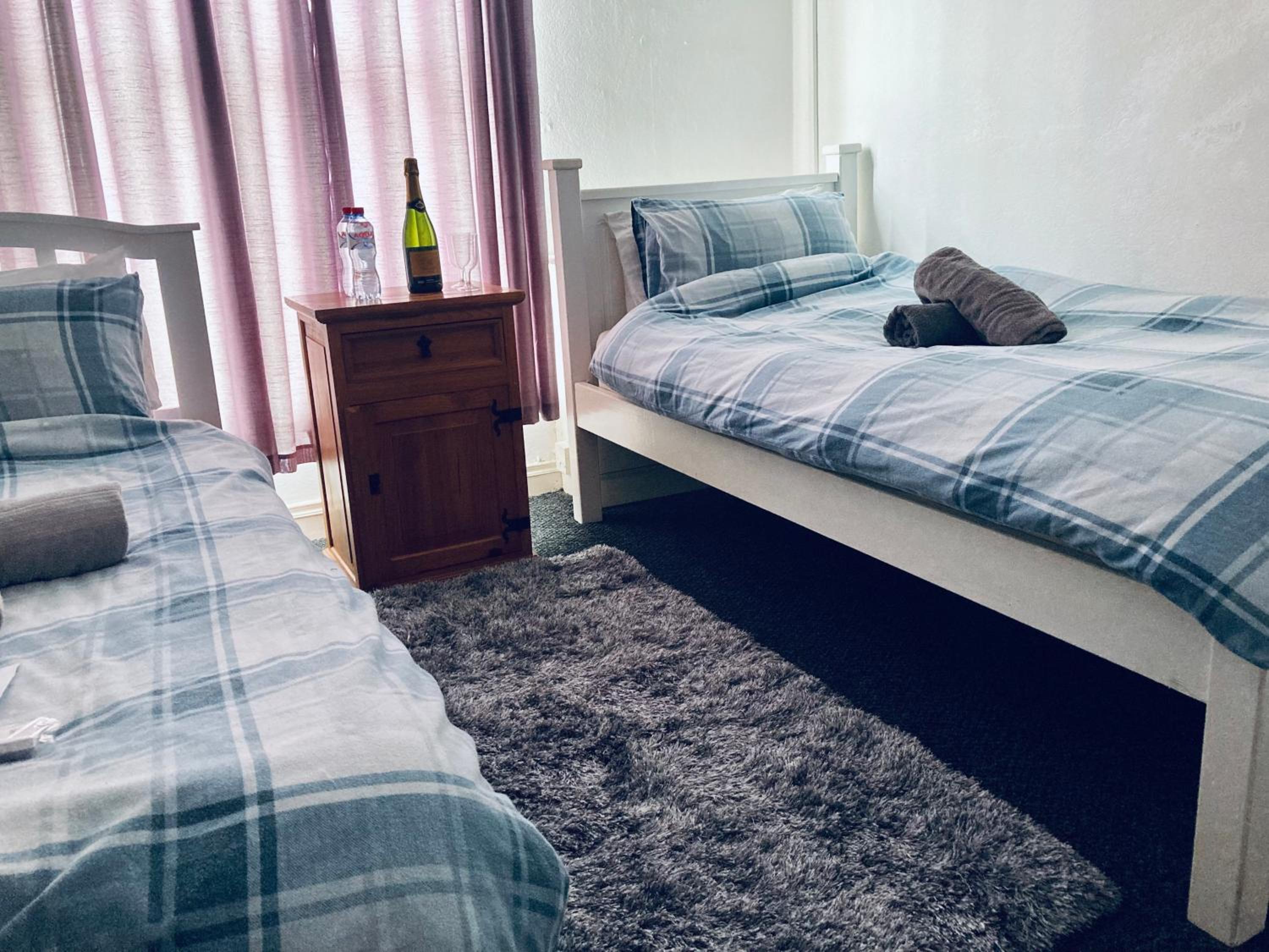 Standard Twin Room with Shared Bathroom photo 1