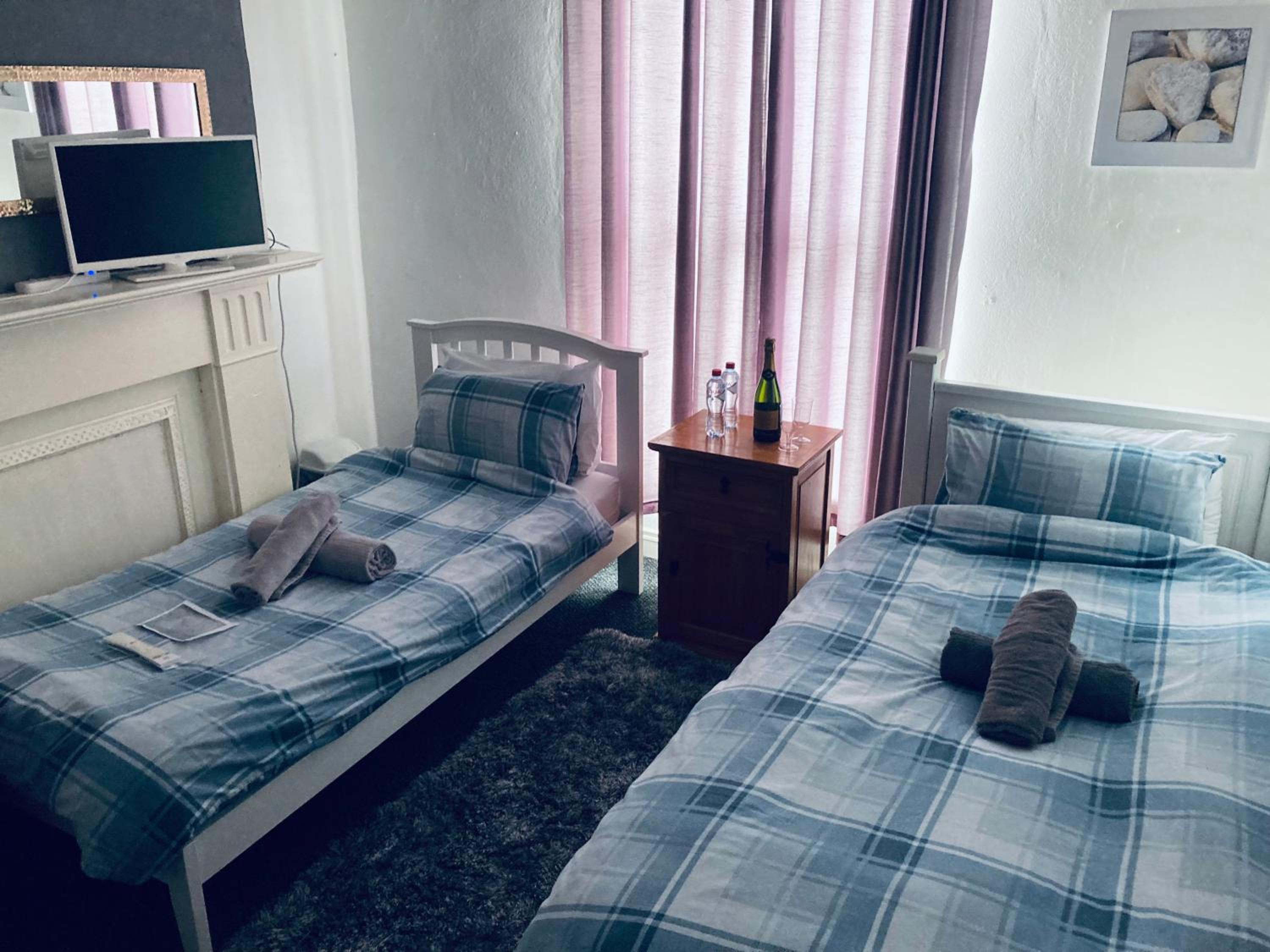Standard Twin Room with Shared Bathroom photo 2
