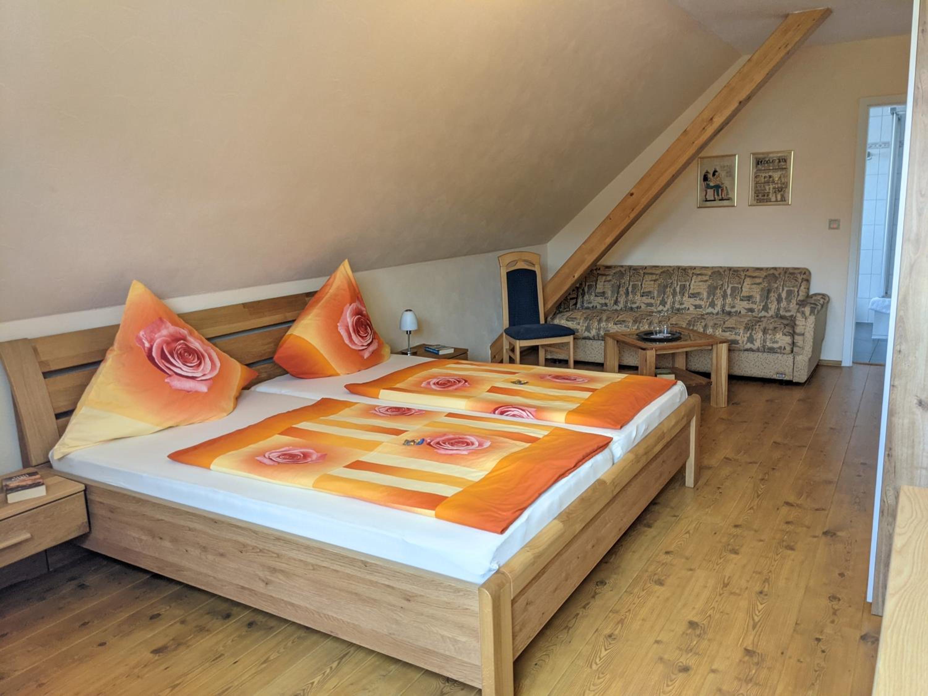 Deluxe Double Room (2 Adults + 1 Child) - Photo 1