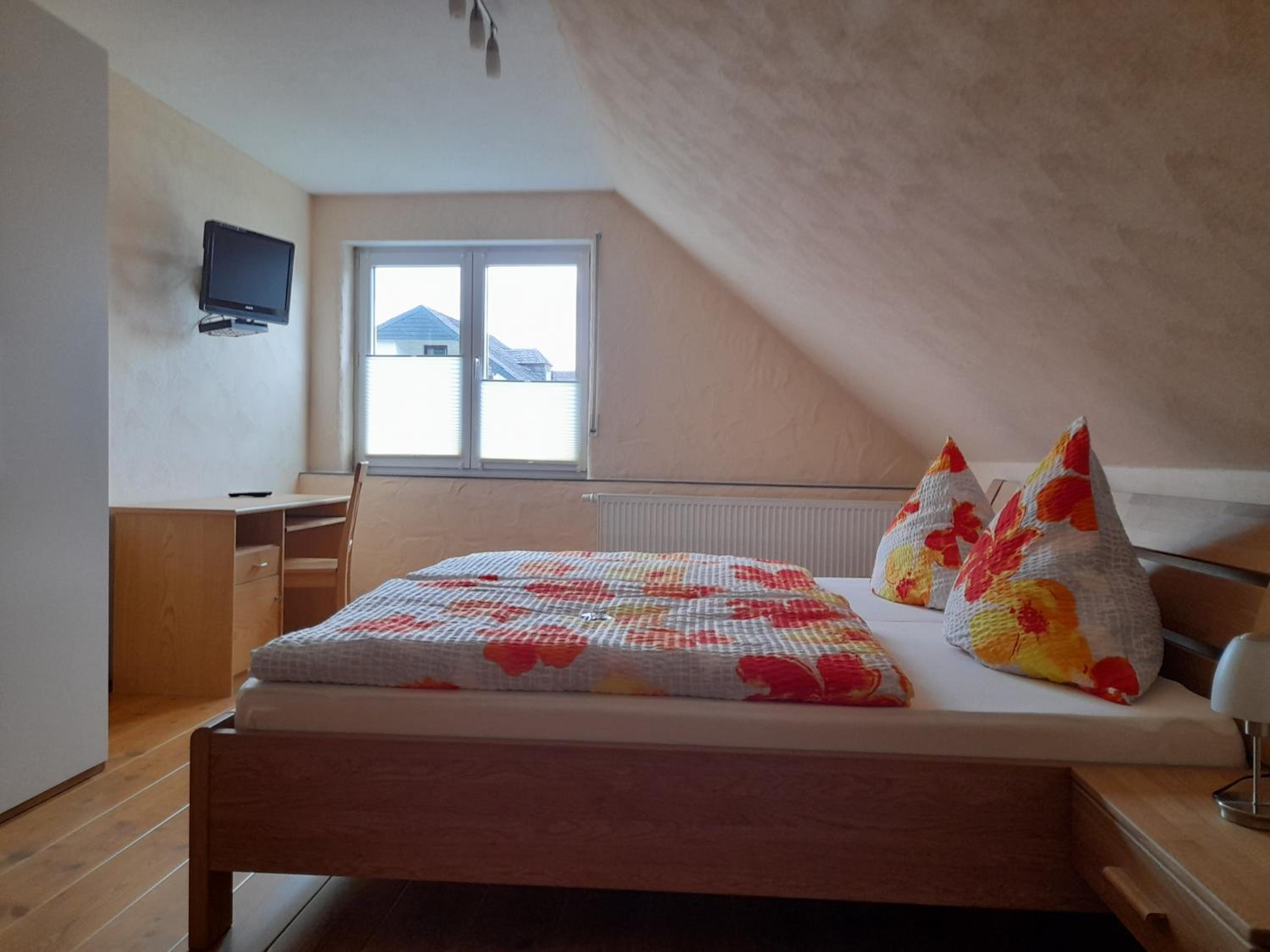 Deluxe Double Room (2 Adults + 1 Child) - Photo 4