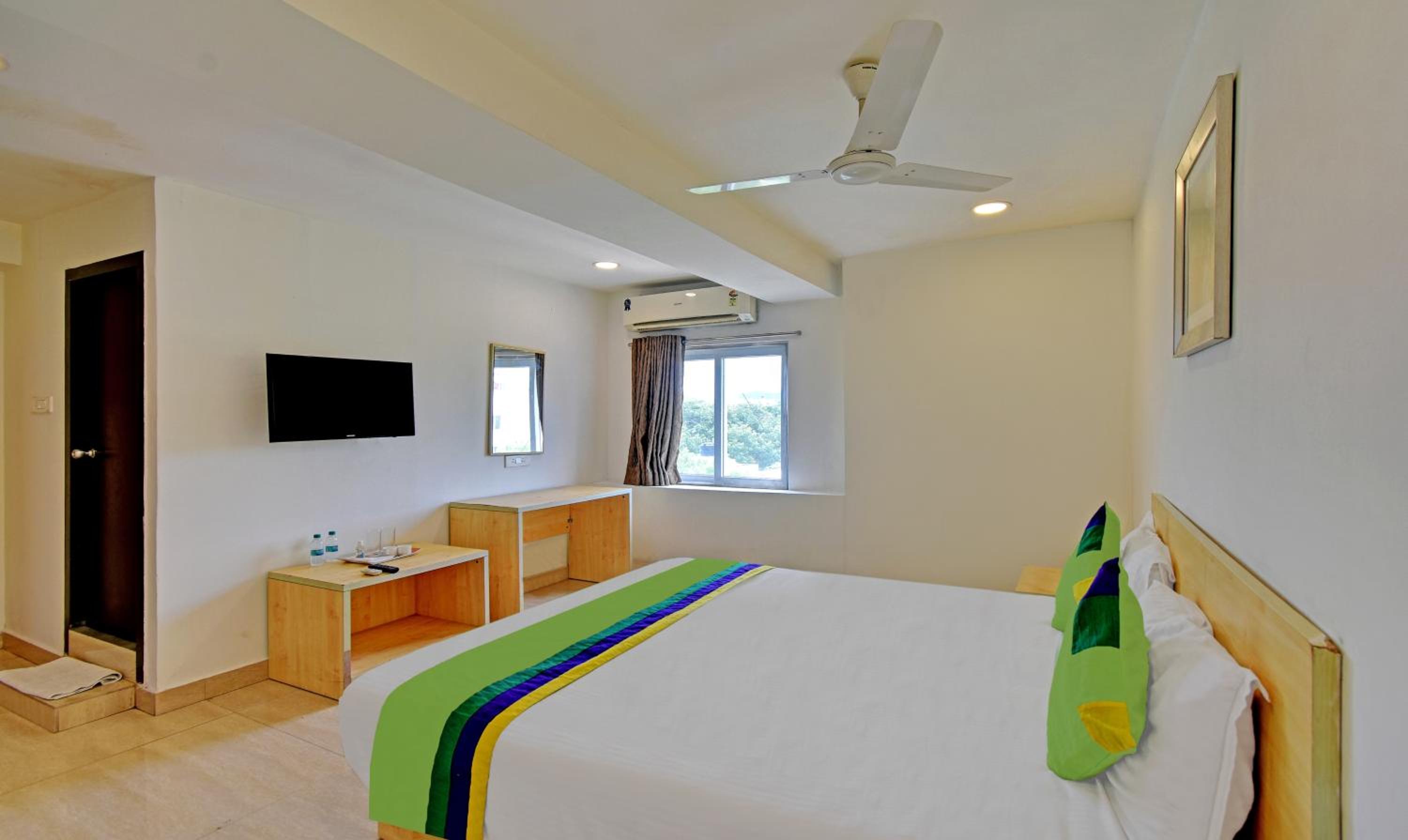 Deluxe Room - Photo 16
