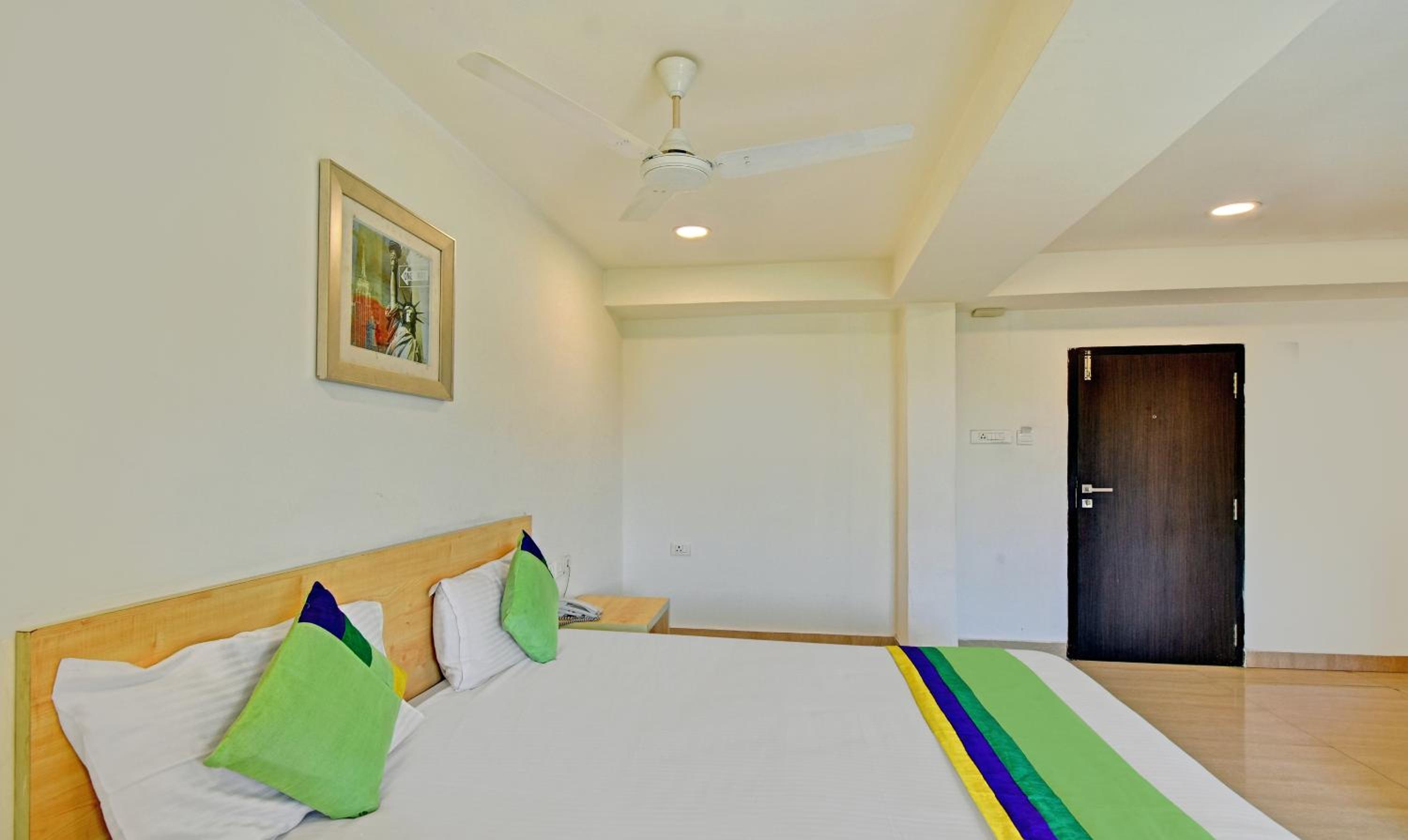Deluxe Room - Photo 17