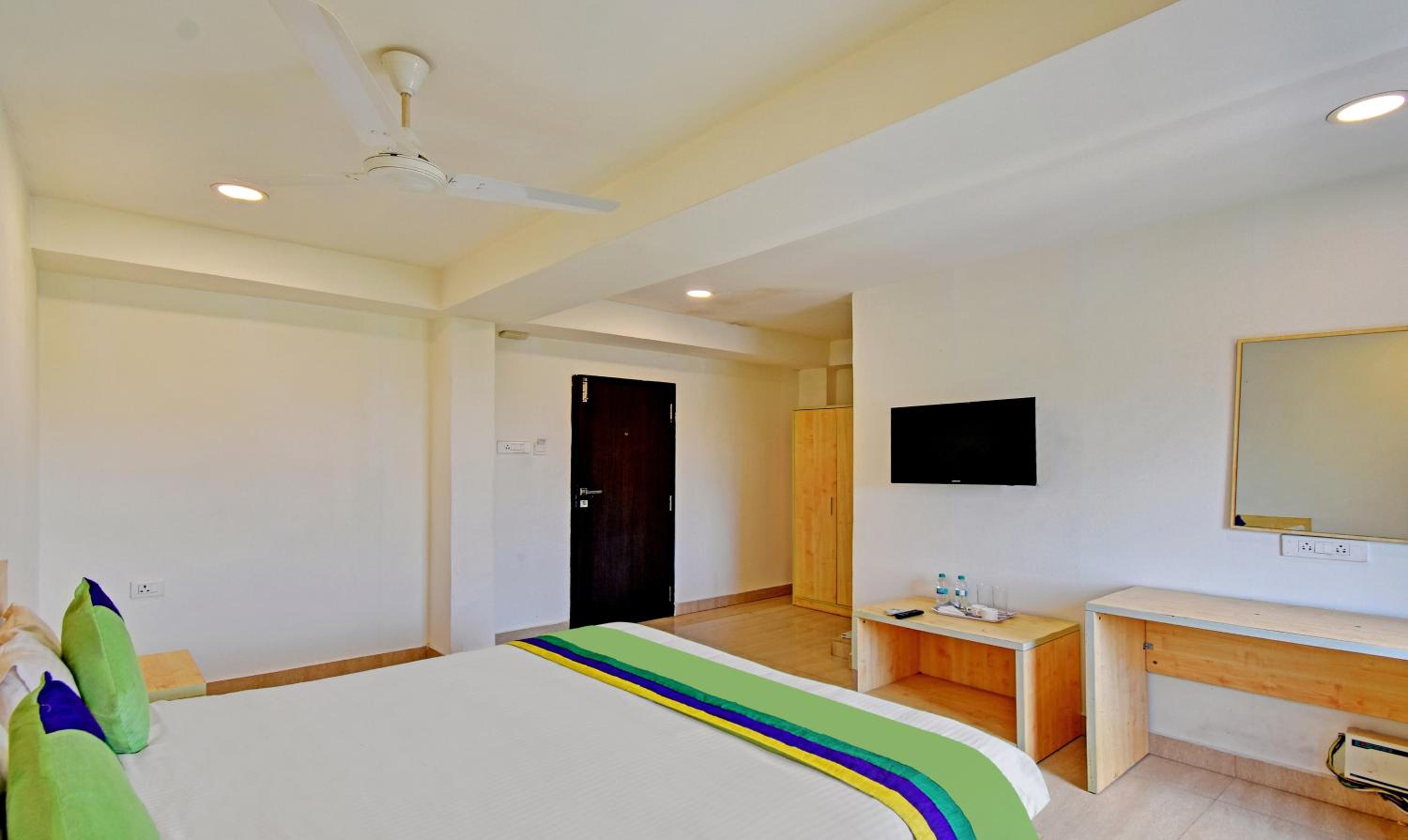 Deluxe Room - Photo 14