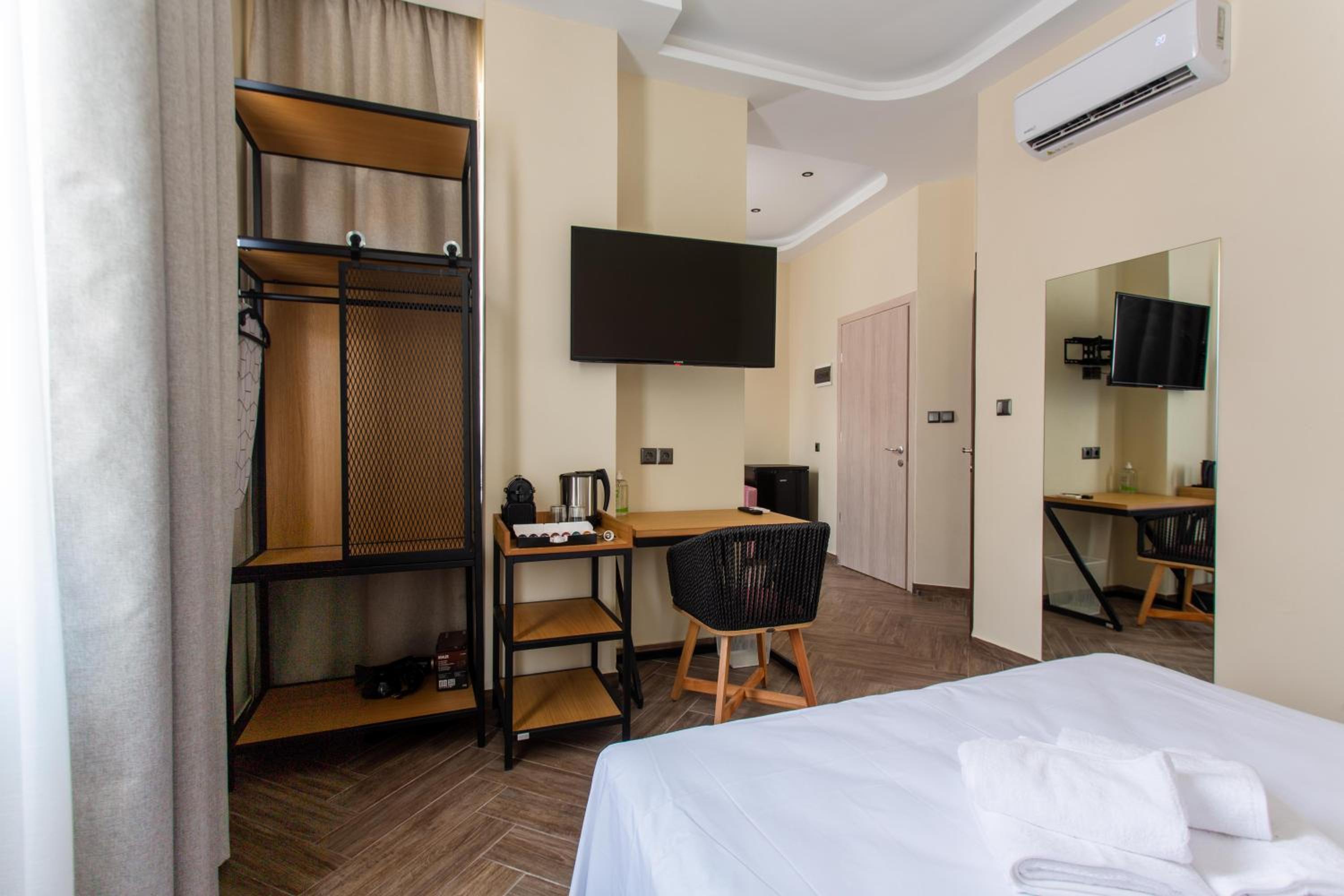 Deluxe King Suite - Photo 4