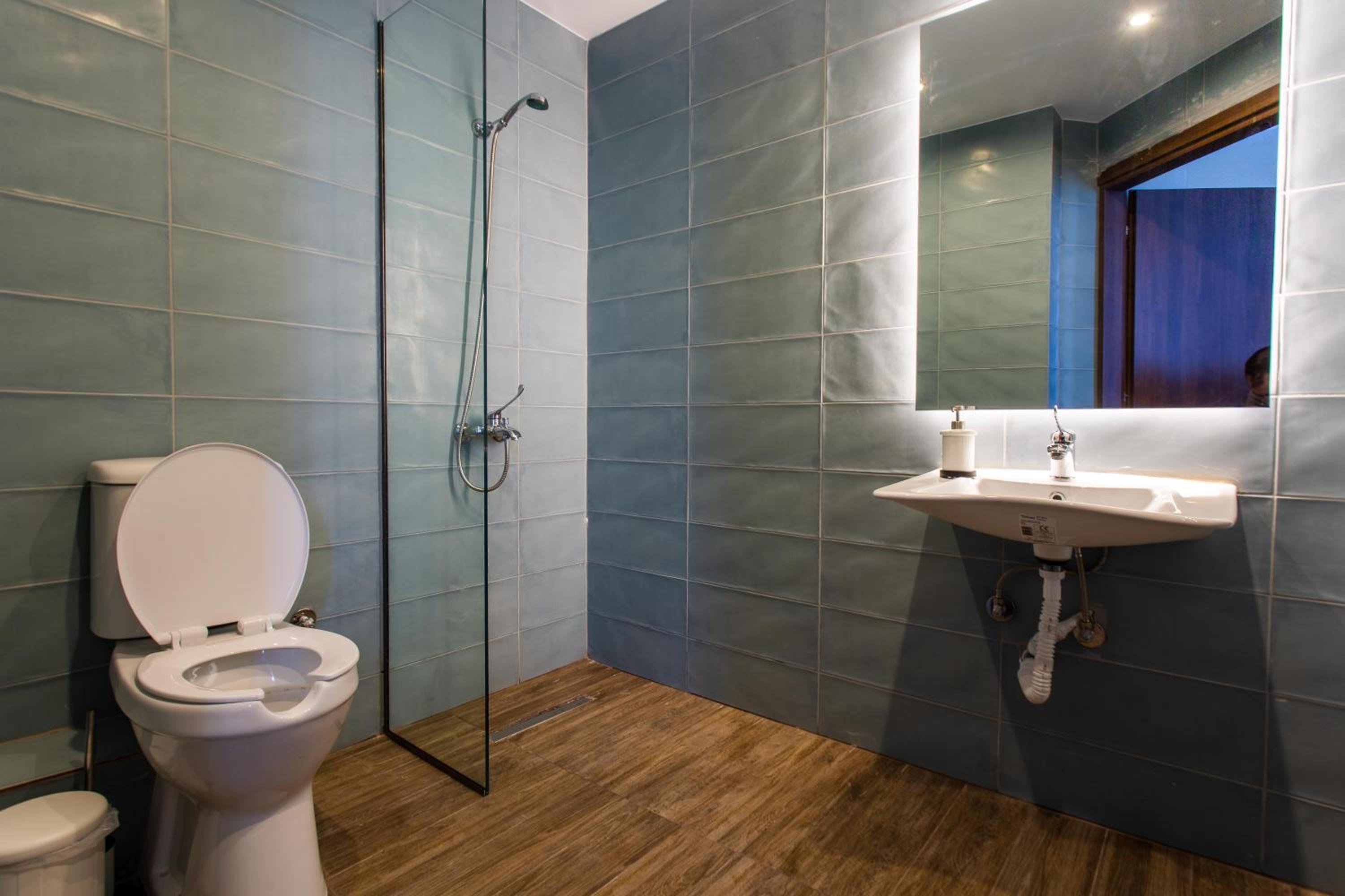 Deluxe King Suite - Photo 6
