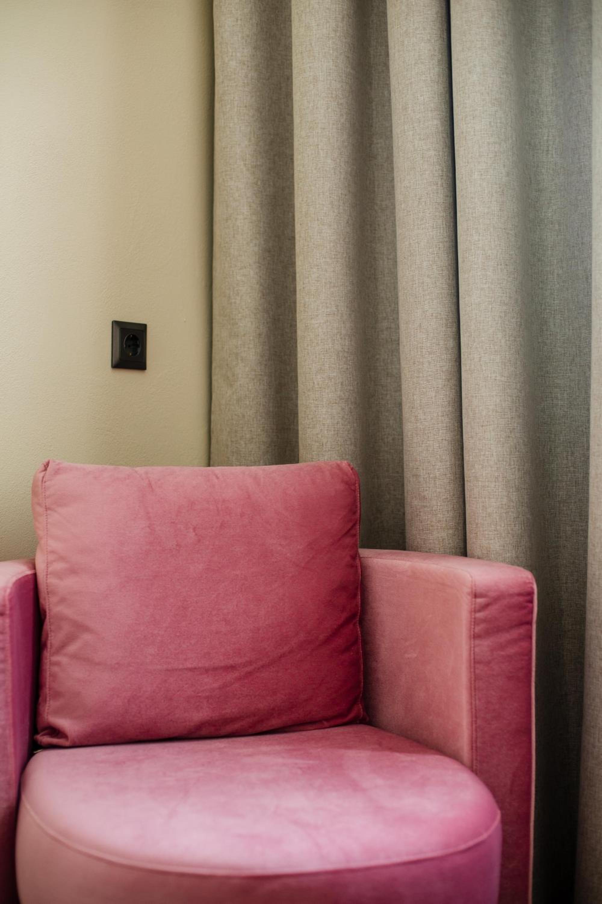 Deluxe King Suite - Photo 7