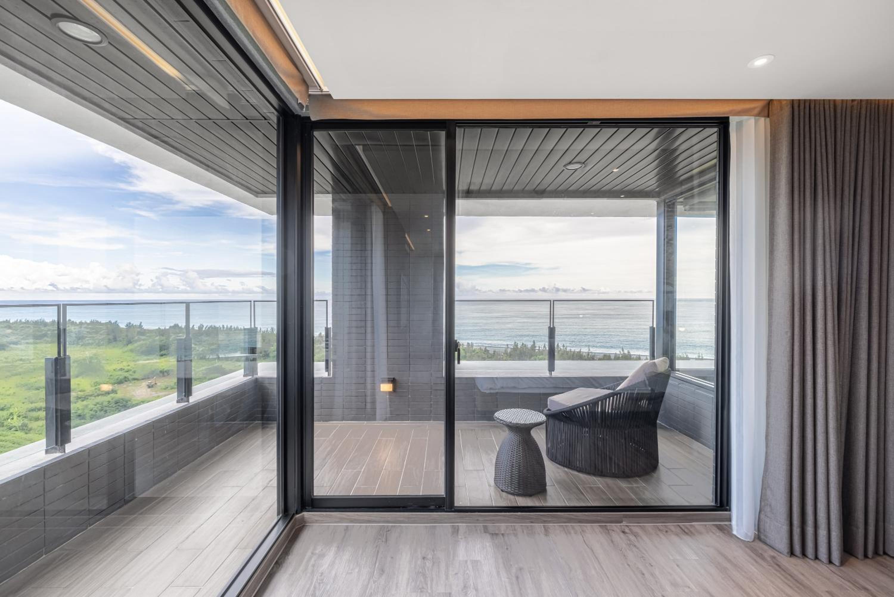 Building Tranquil - Executive Deluxe Junior Suite with Ocean View - Photo 4