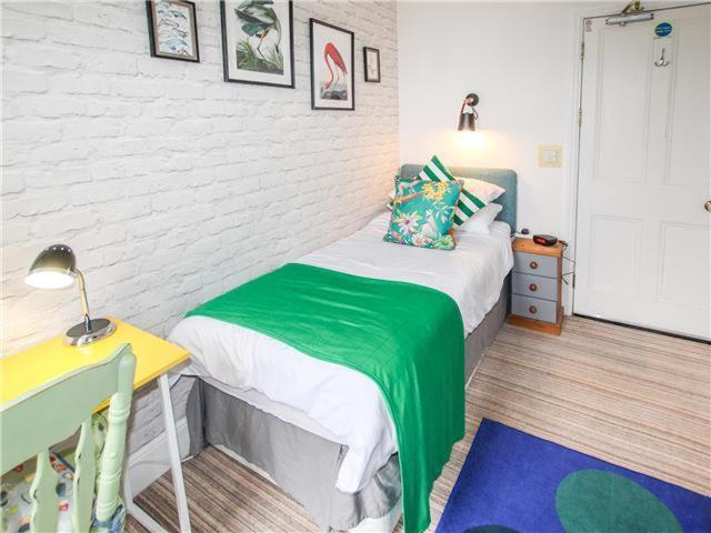 Single Room with Shared Bathroom photo 3
