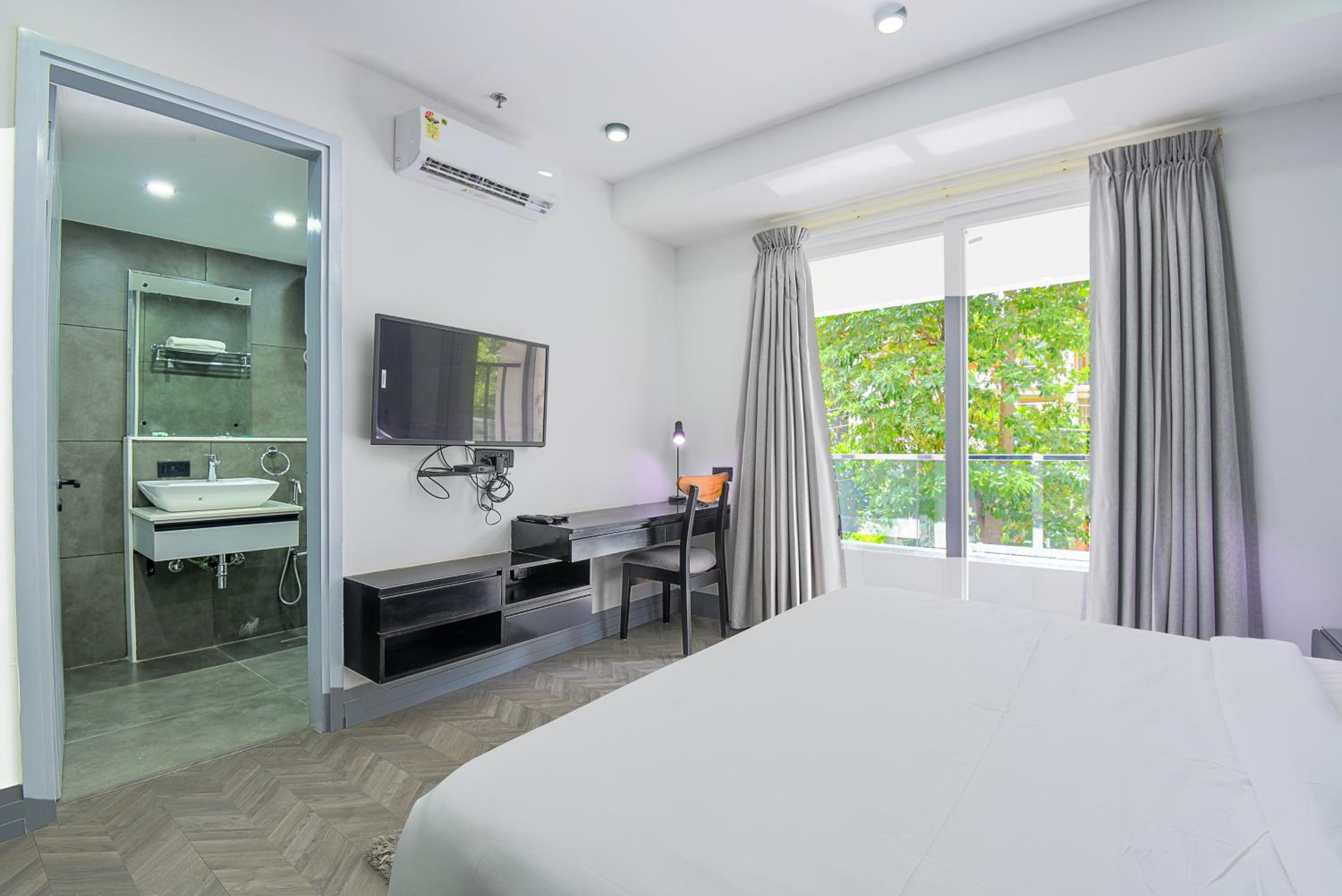 Studio with Balcony - Photo 17
