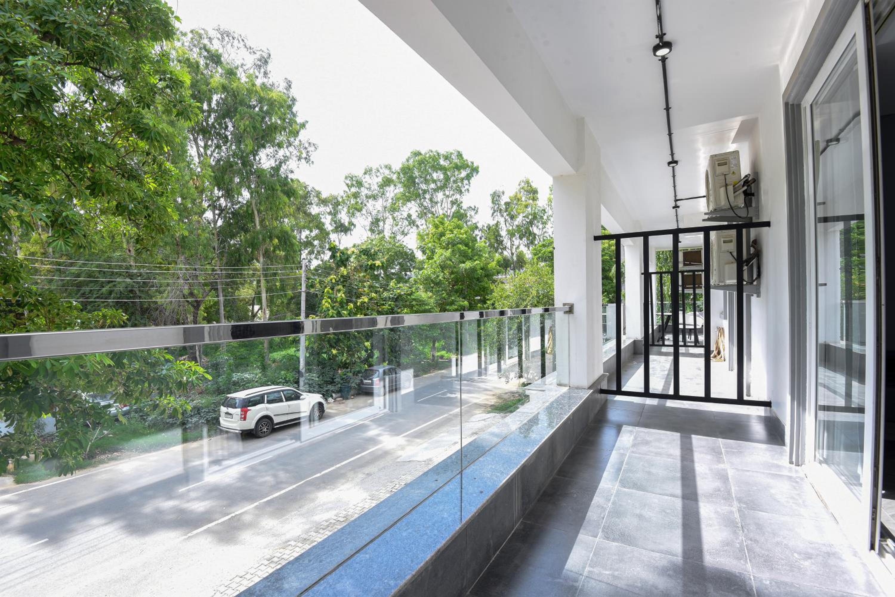 Studio with Balcony - Photo 6