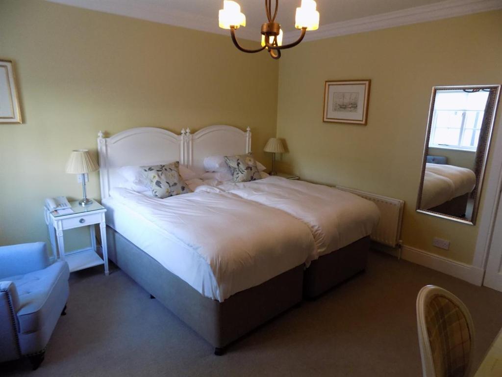 Twin Room with Bath photo 1