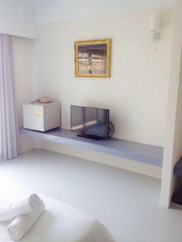 Studio King bed photo 2