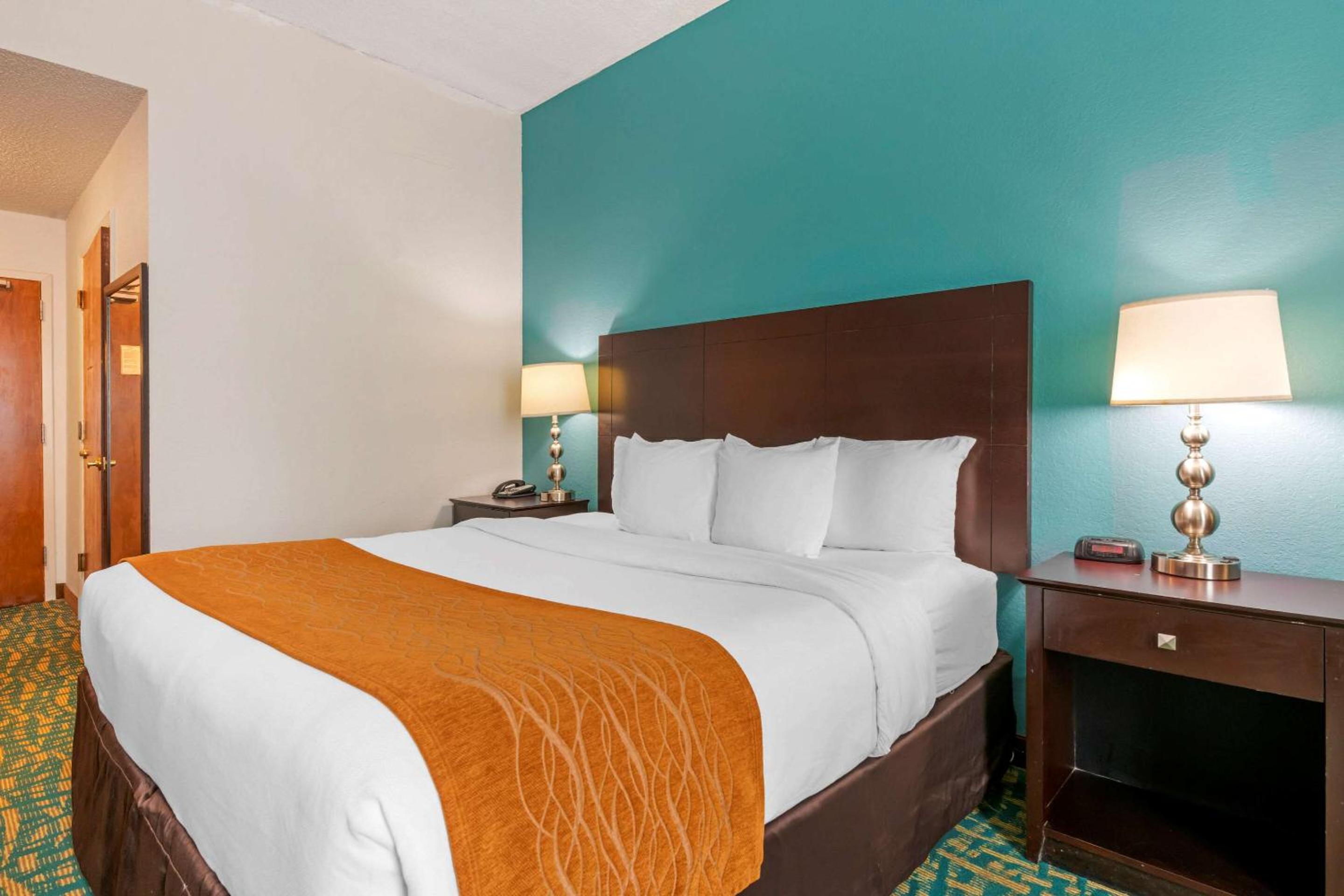 King Room - Non-Smoking - Photo 3