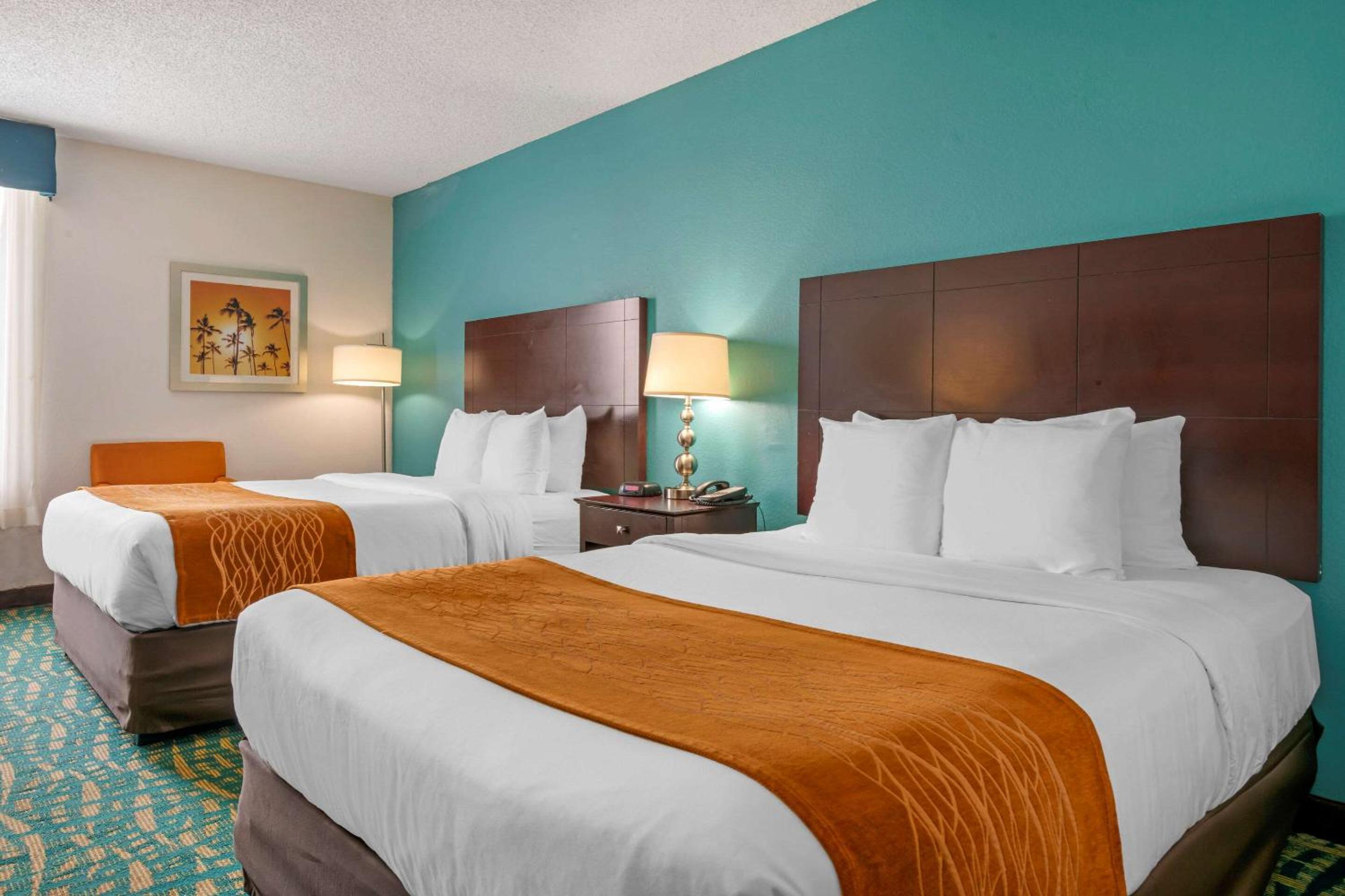 Queen Room with Two Queen Beds - Non-Smoking - Photo 1
