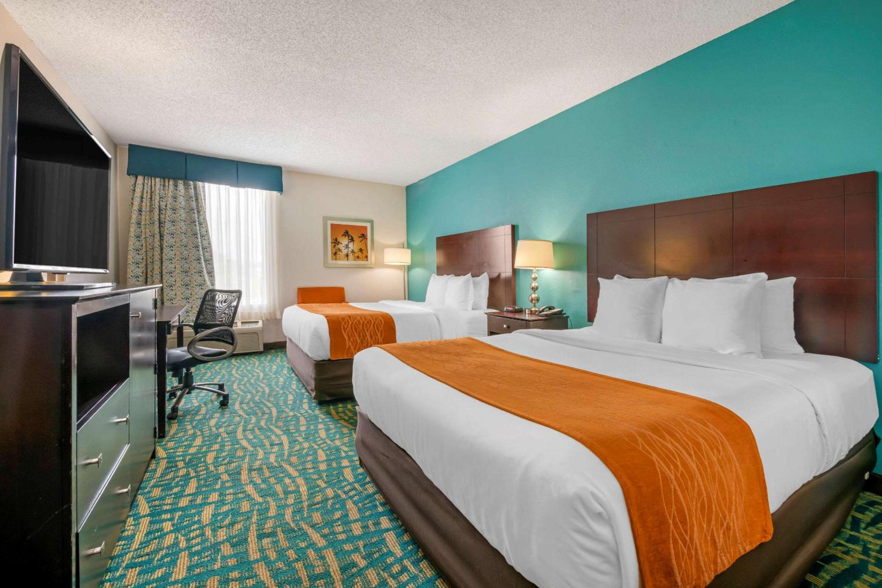 Queen Room with Two Queen Beds - Non-Smoking - Photo 6