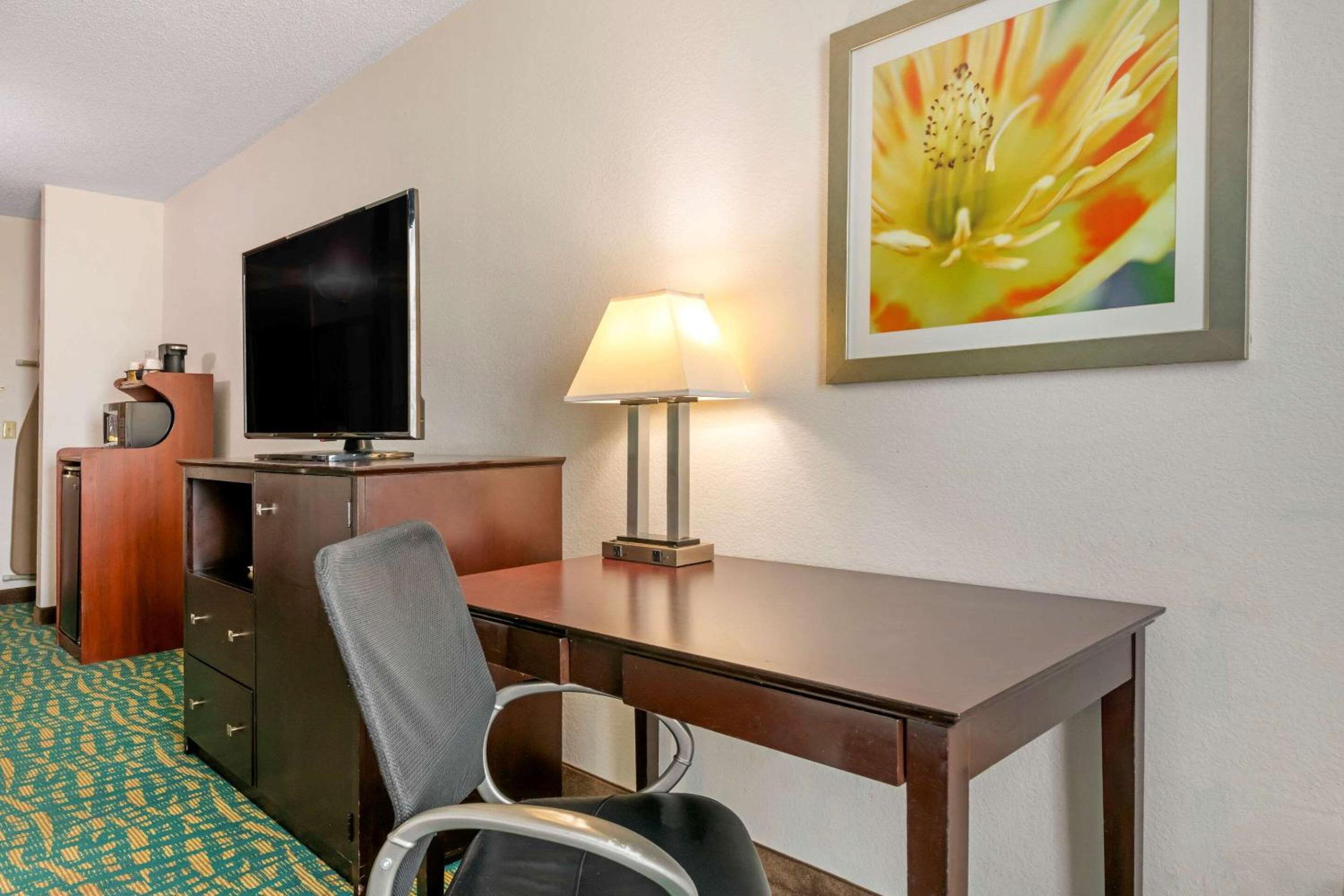 Queen Room with Two Queen Beds - Non-Smoking - Photo 3