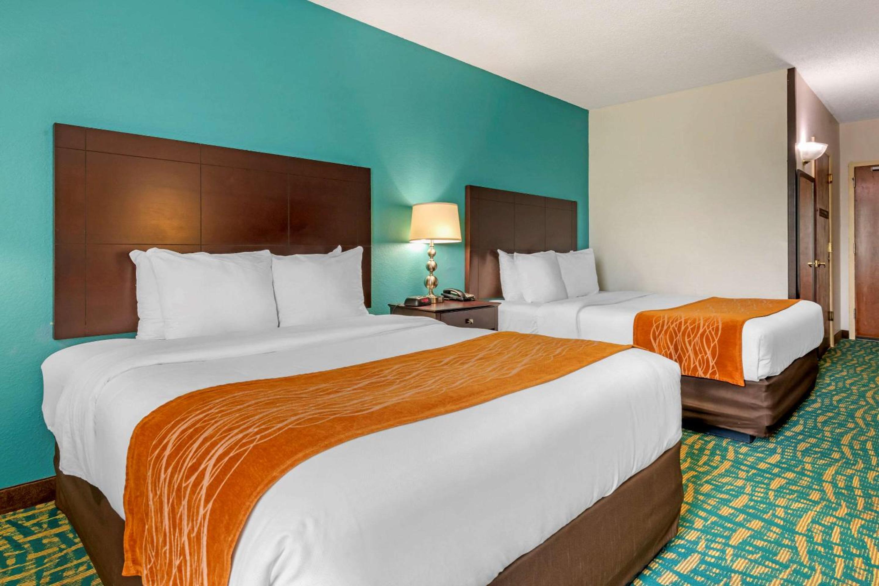 Queen Room with Two Queen Beds - Non-Smoking - Photo 4