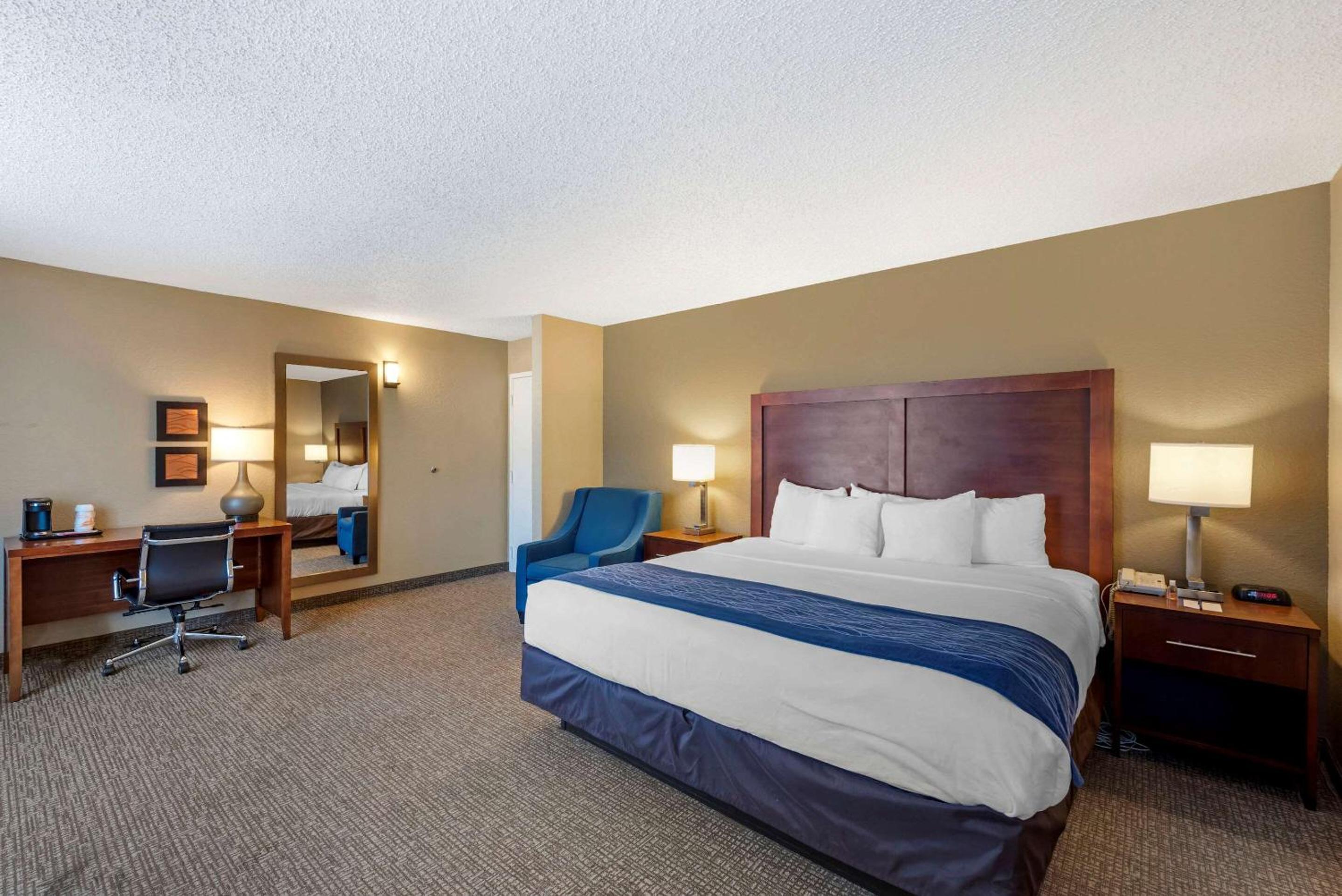 Standard King Room - Photo 9
