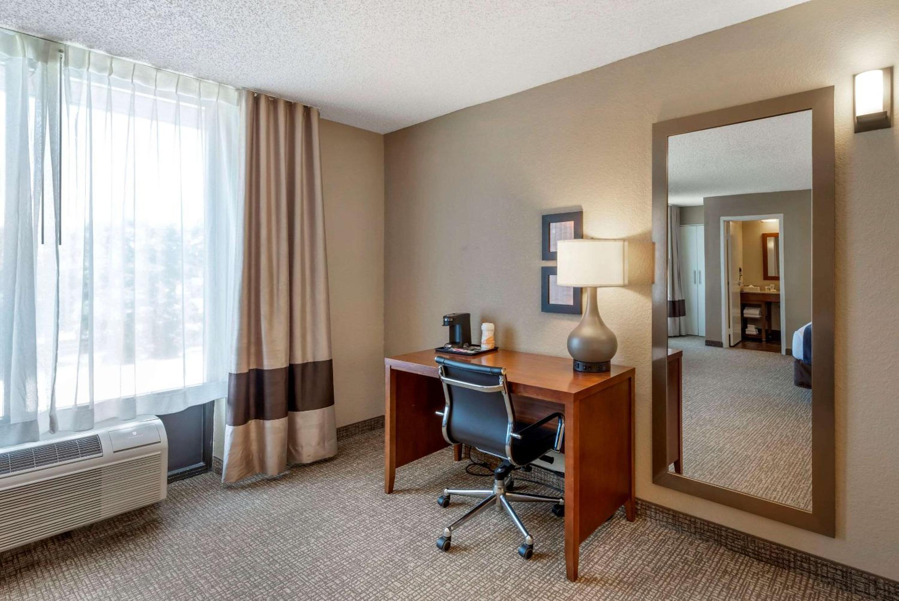 Standard King Room - Photo 5