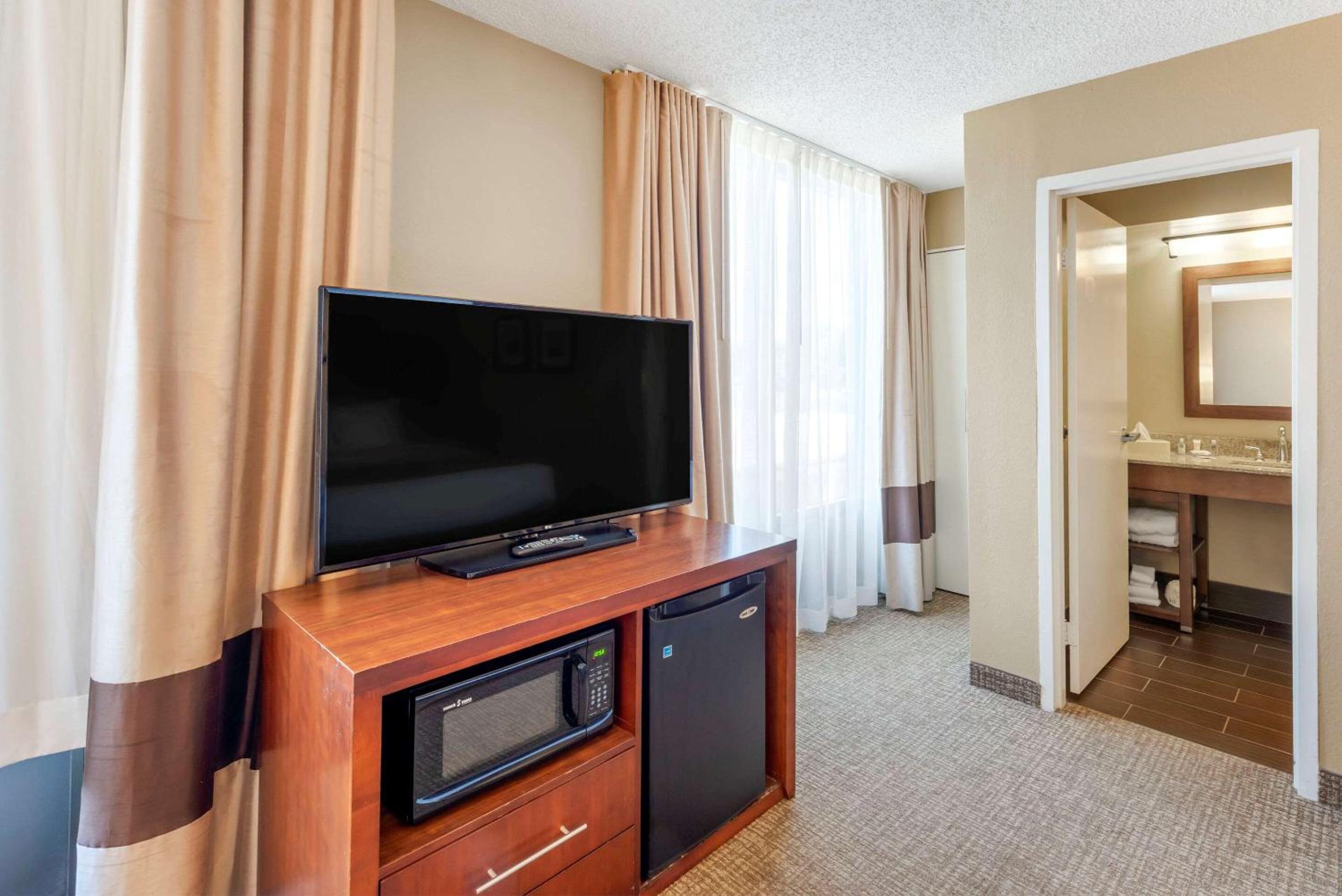 Standard Queen Room with Two Queen Beds - Photo 5