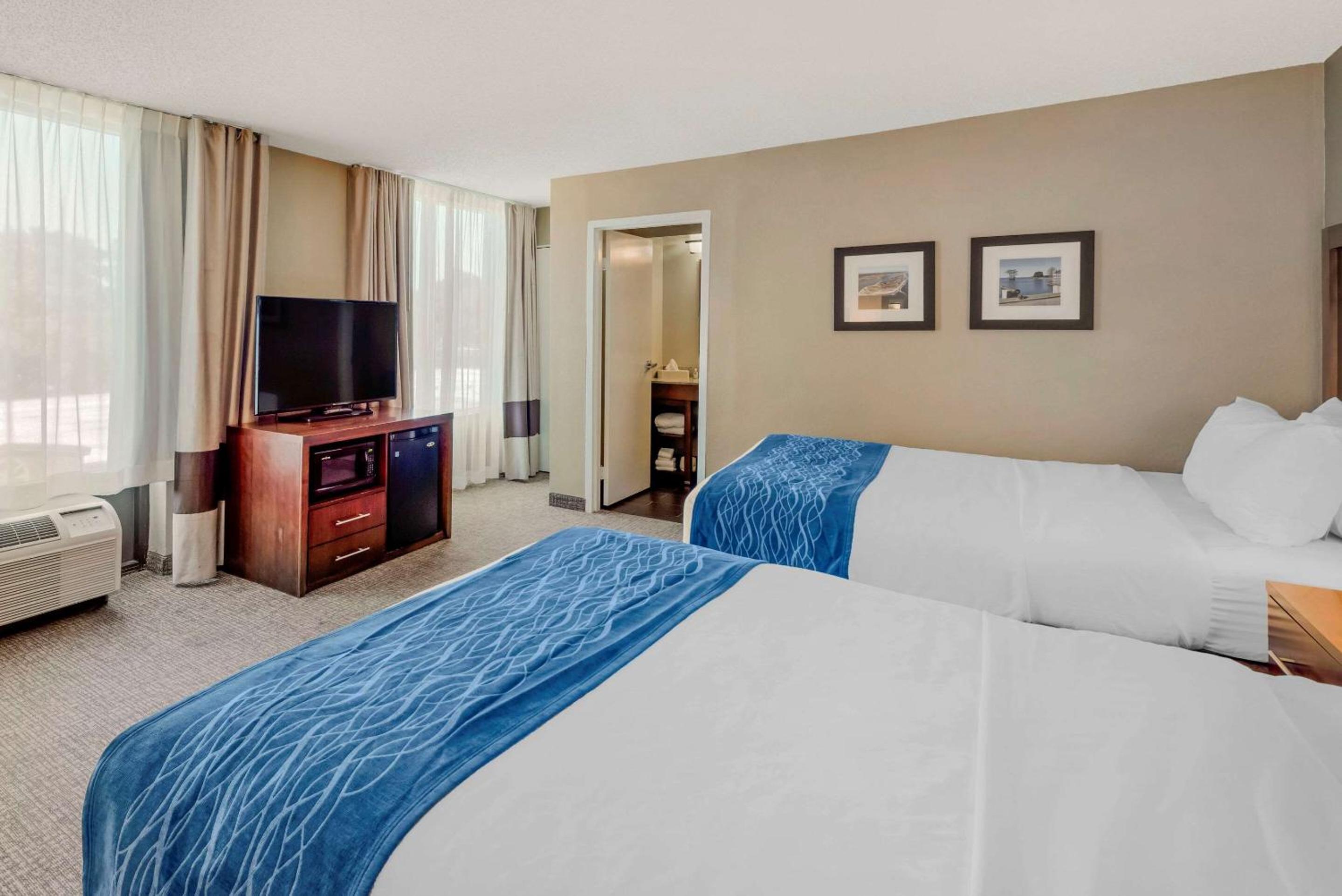 Standard Queen Room with Two Queen Beds - Photo 4