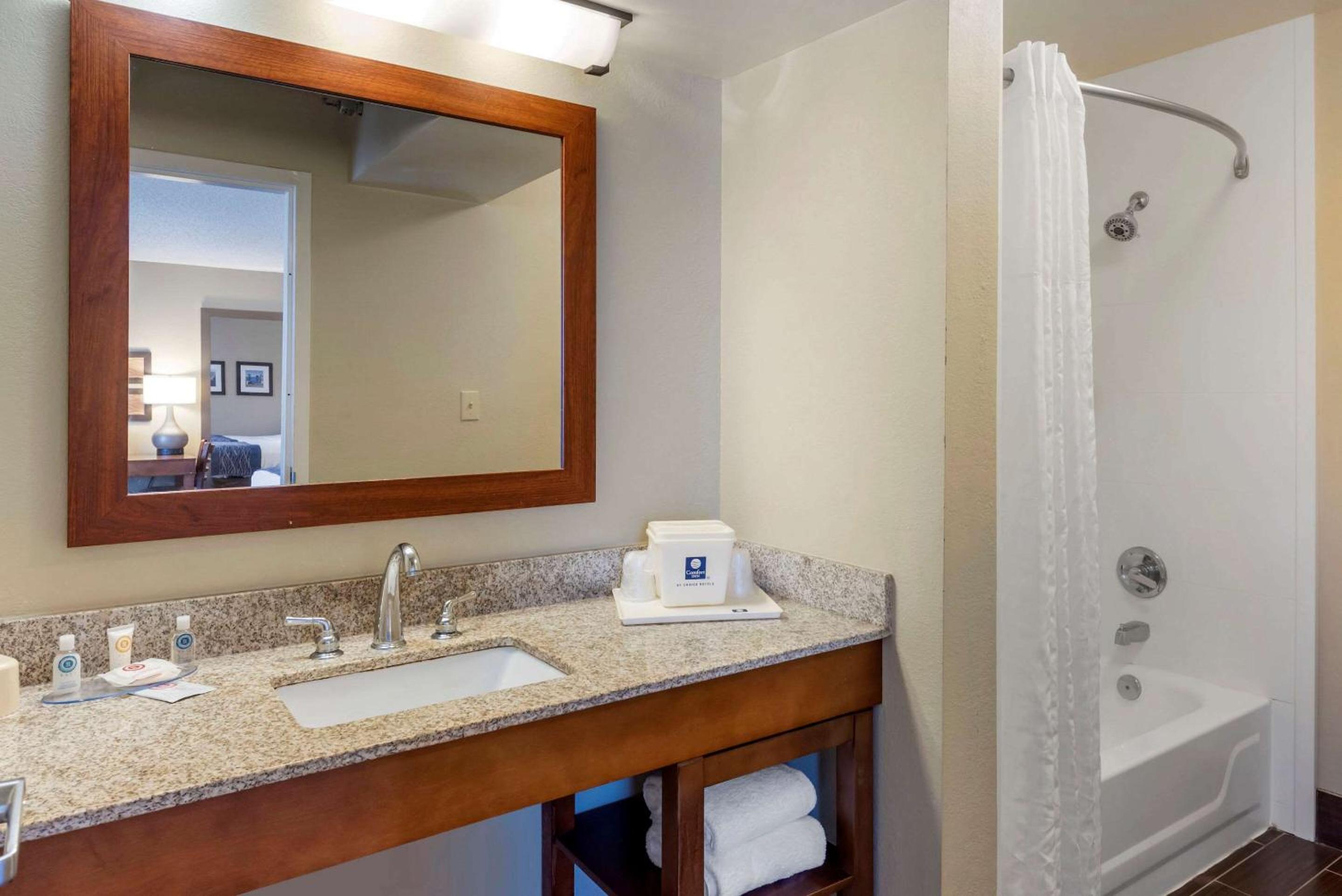 Standard Queen Room with Two Queen Beds - Photo 6