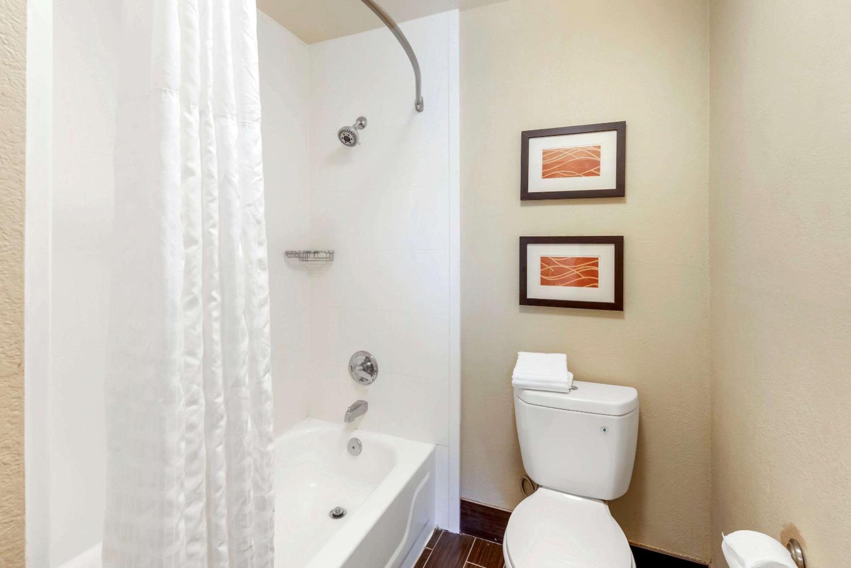 Standard Queen Room with Two Queen Beds - Photo 7