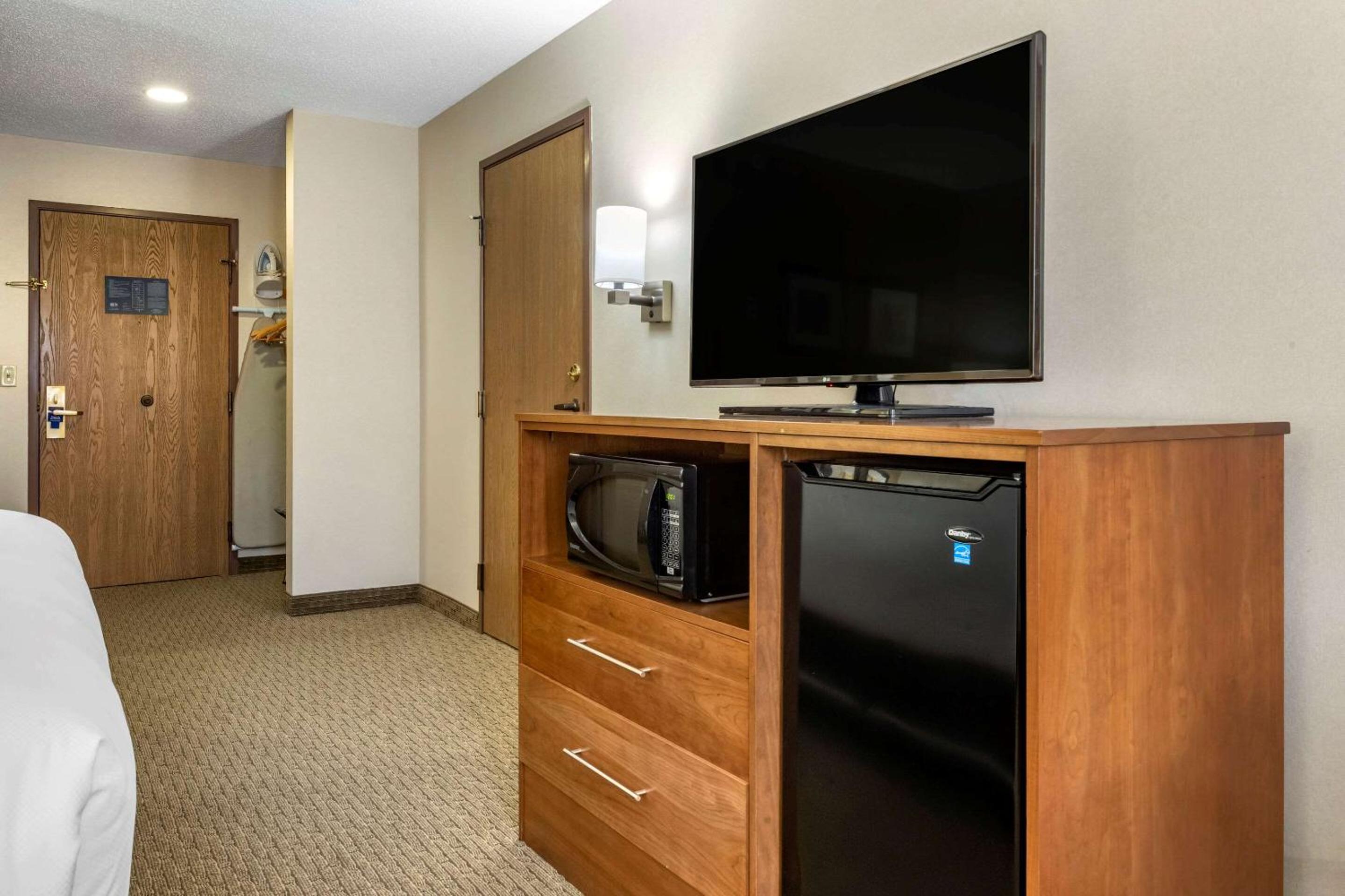 King Room - Non-Smoking - Photo 3